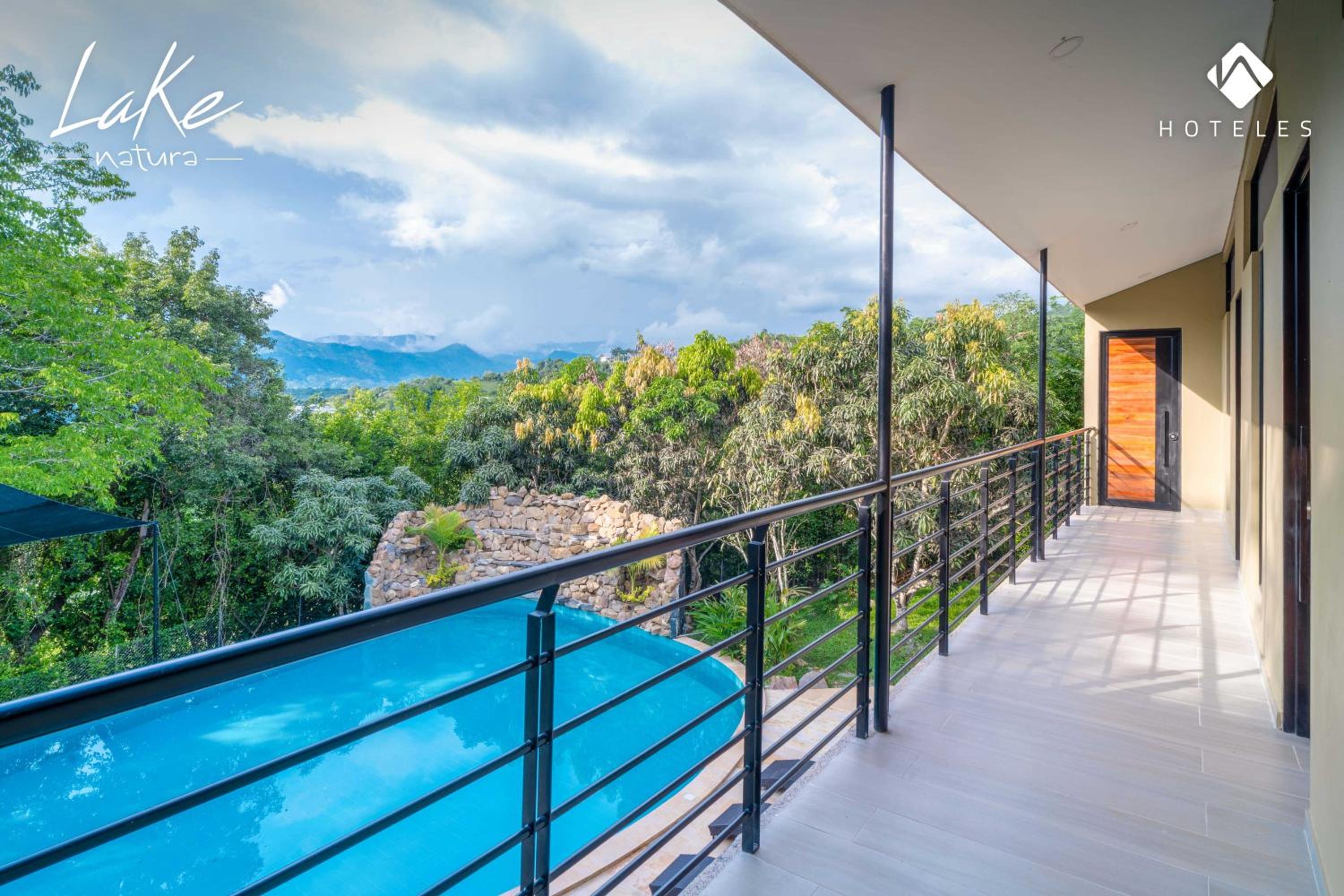 Seven-Bedroom House photo 2