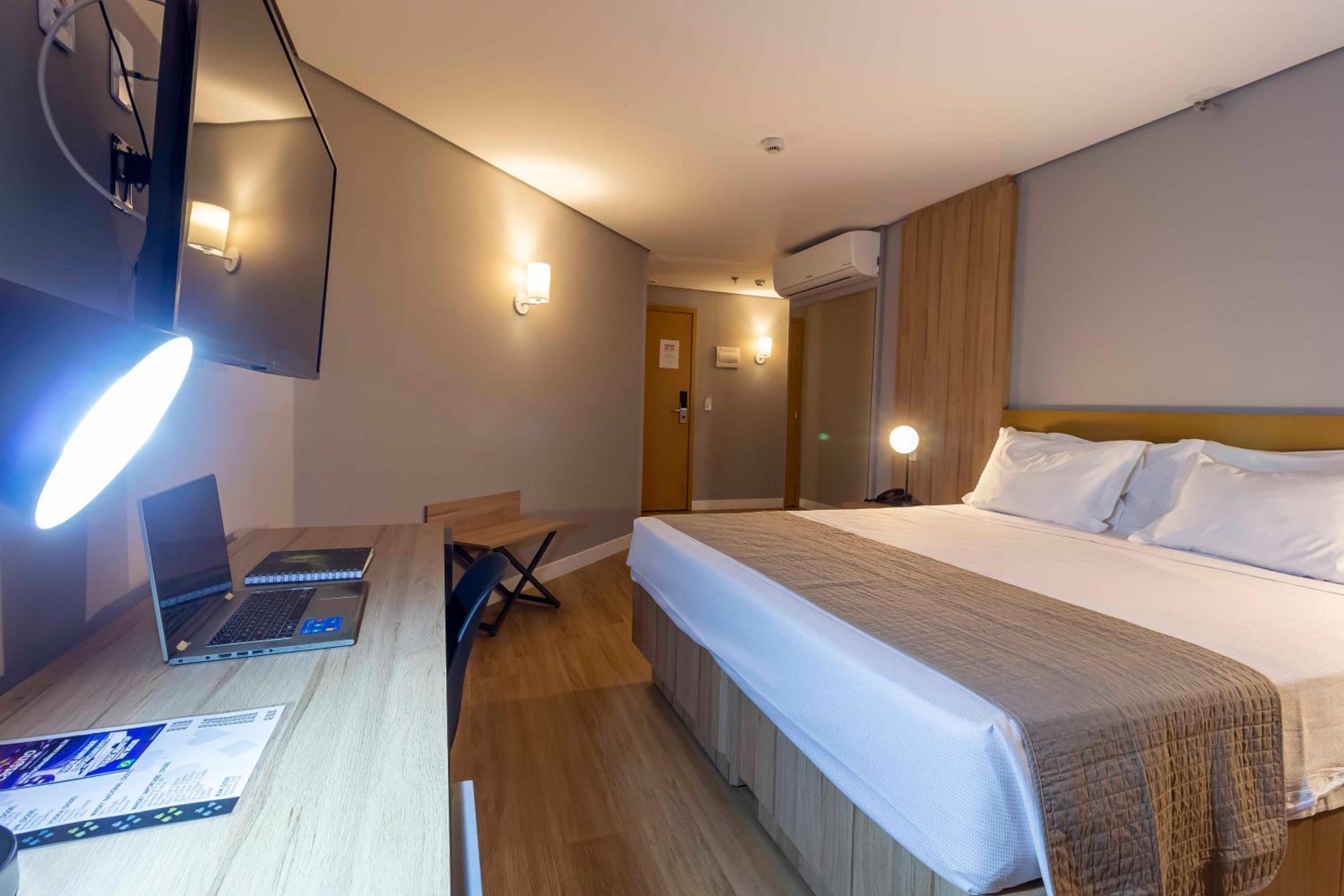 Deluxe Suite - Photo 6