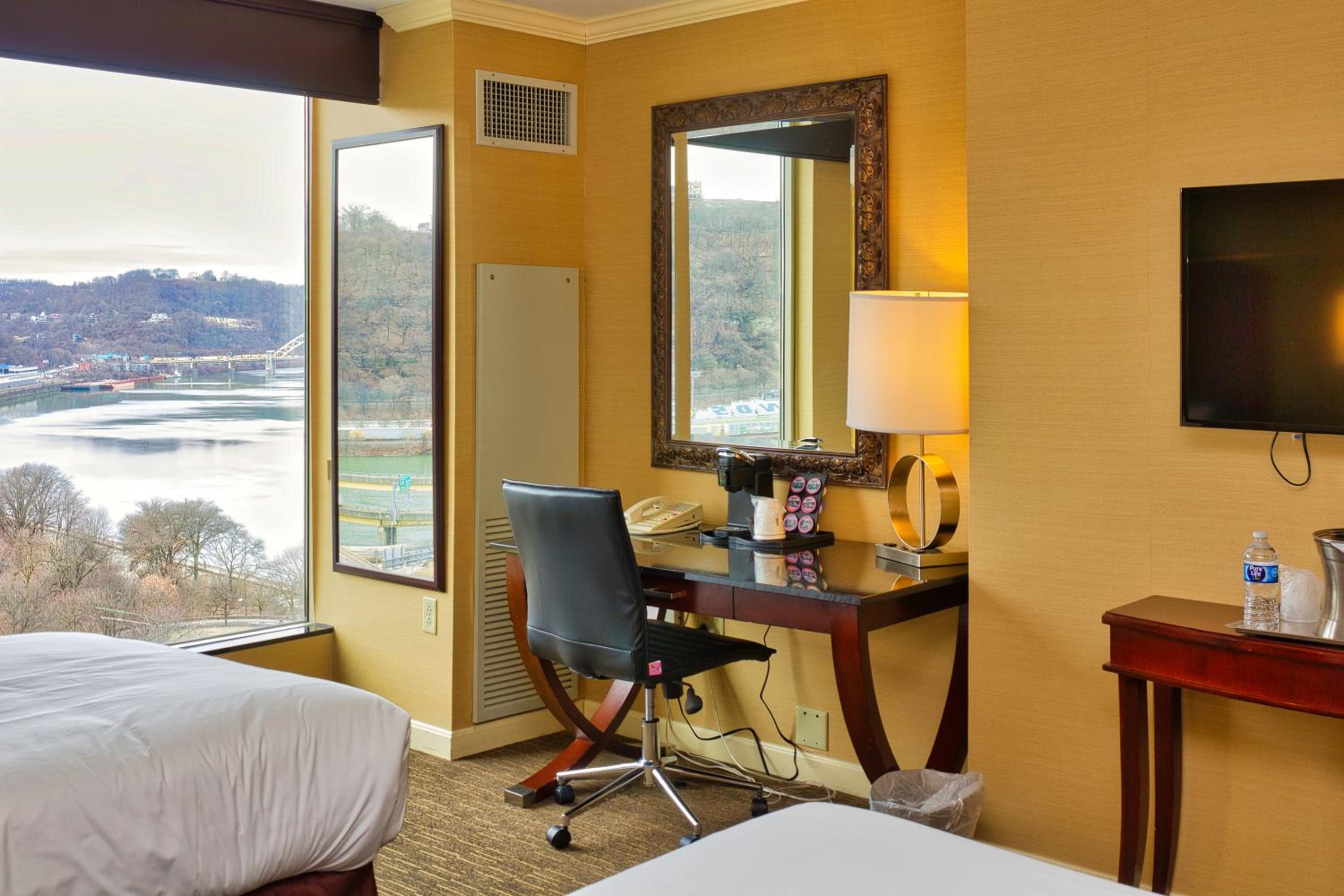 River View with Two Double Beds - Photo 6