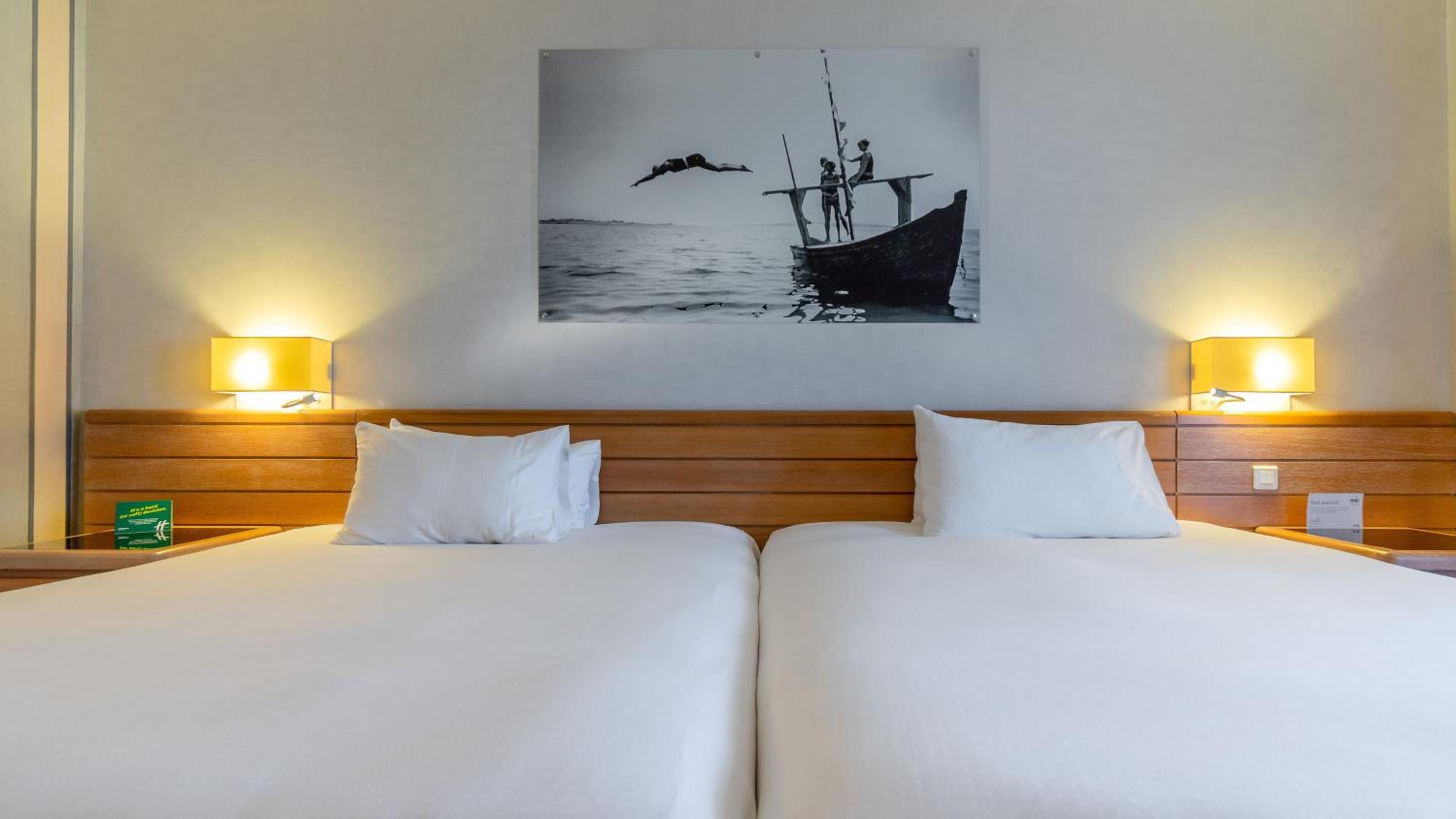 Standard Double Room with Two Double Beds and City View - Photo 5