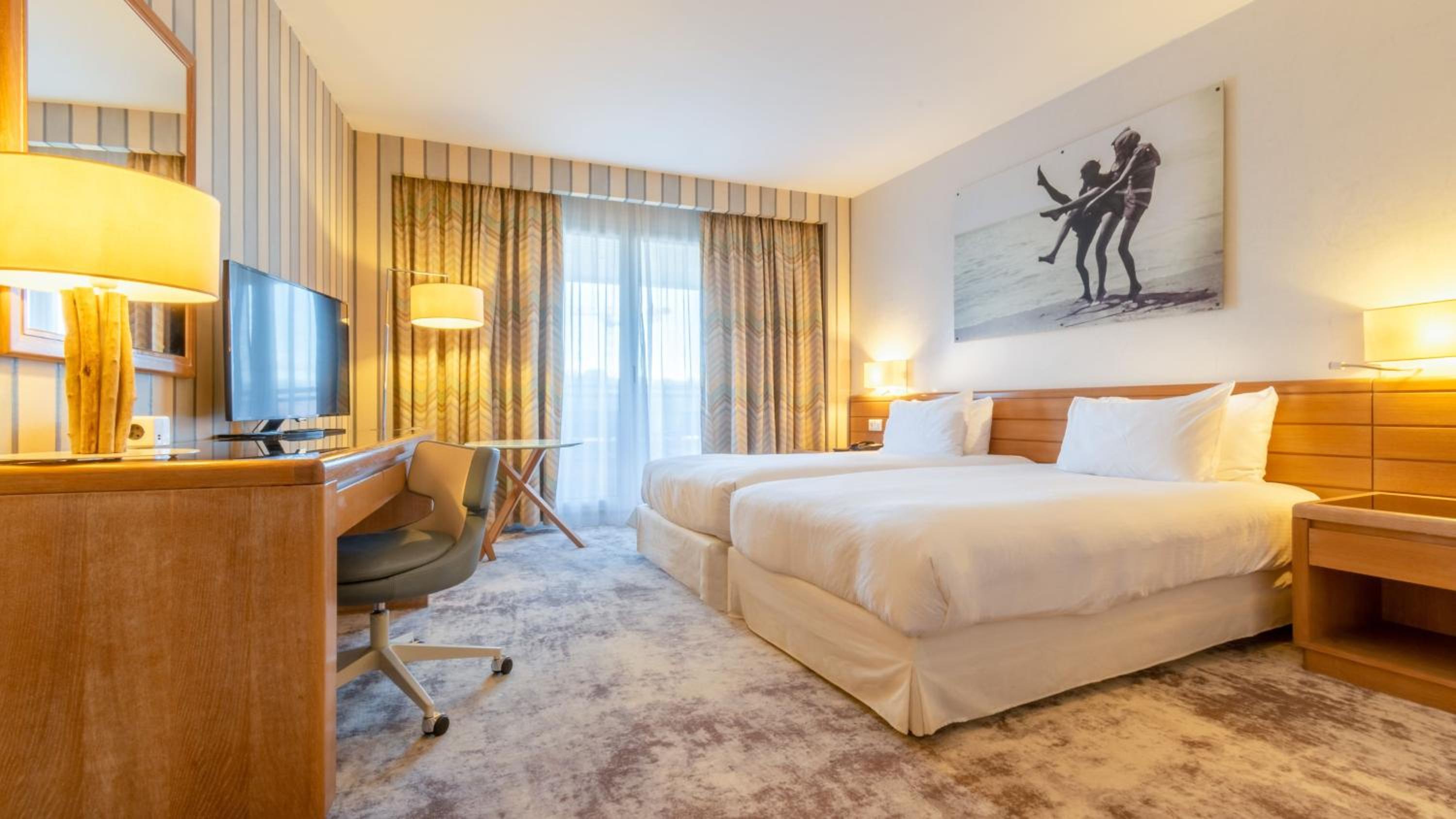 Standard Twin Room with Balcony and City View - Photo 6