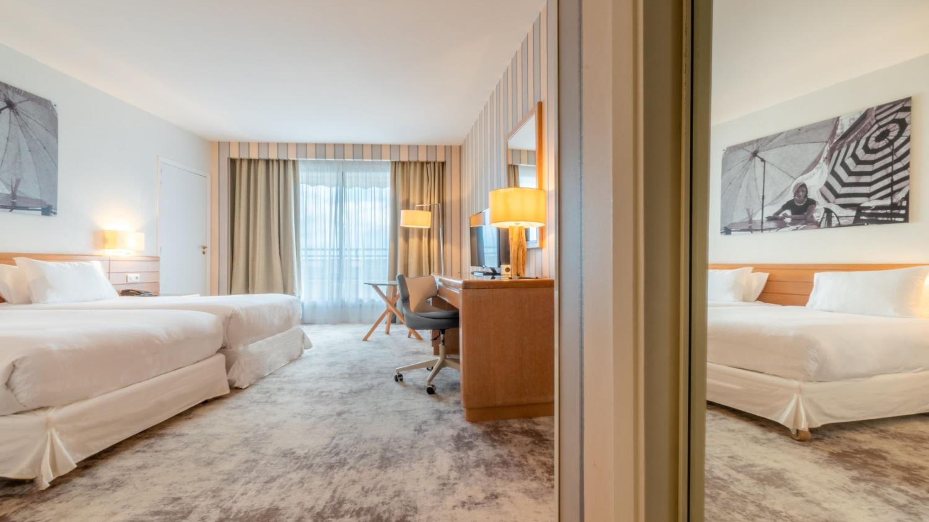 Standard Double Room with Two Double Beds and City View - Photo 4