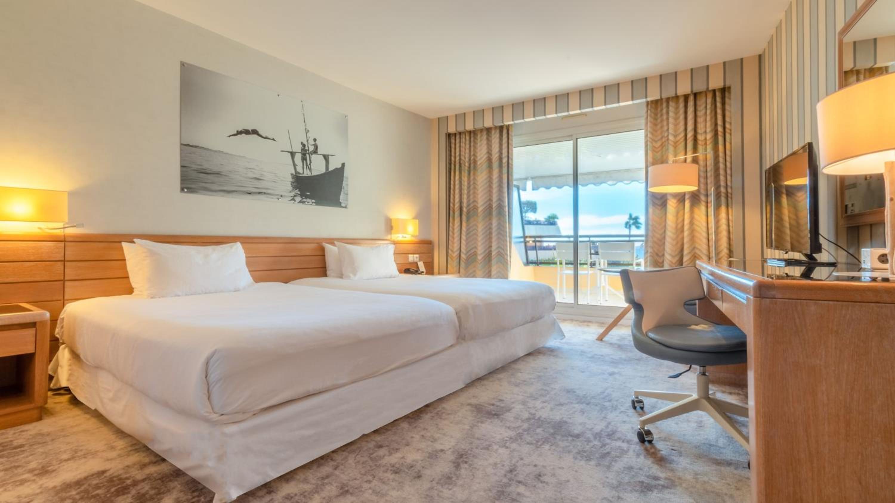 Premium Double Room with Two Double Beds, Balcony and Sea View - Photo 3