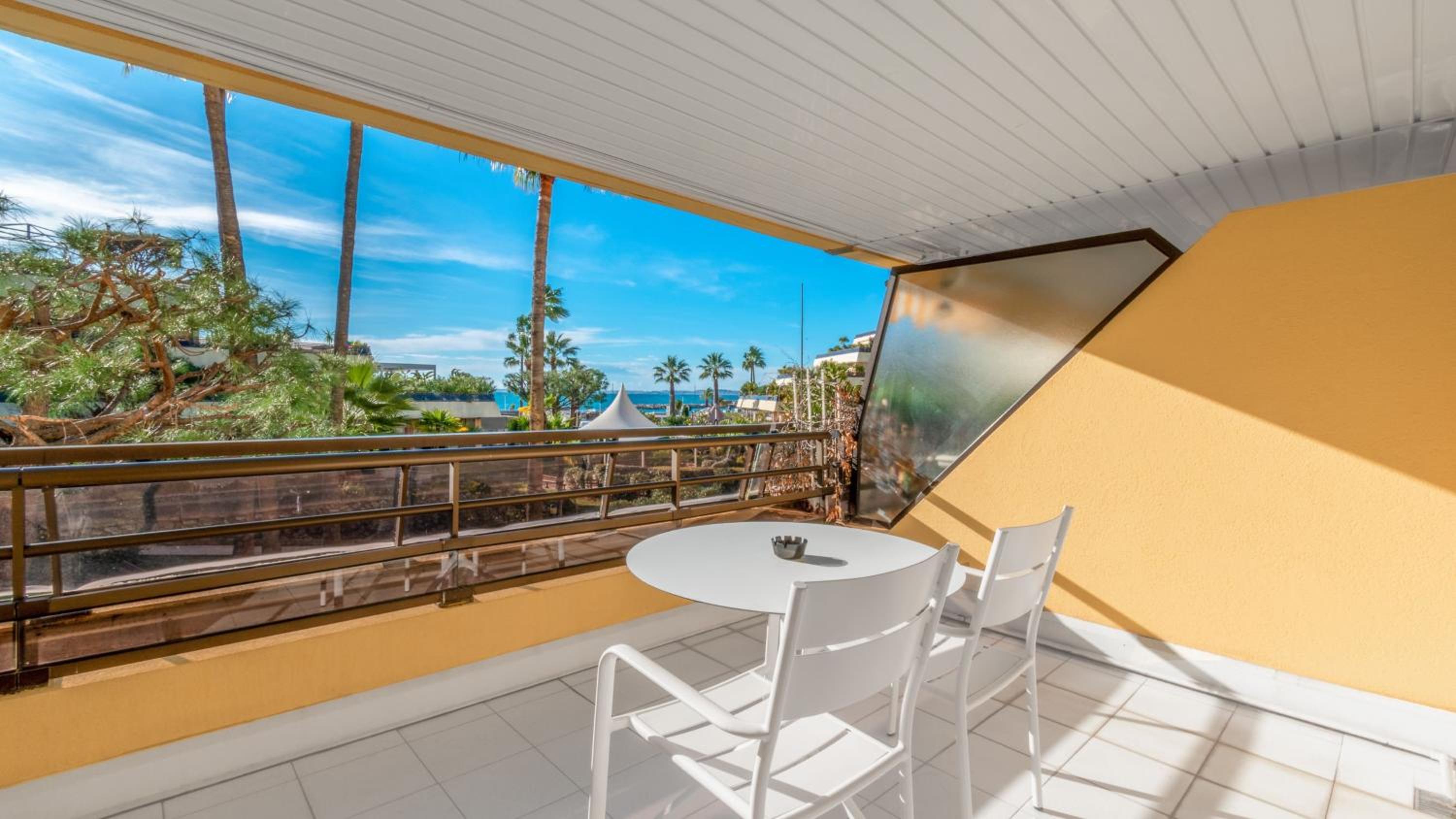 Premium Double Room with Balcony and Garden View - Photo 6