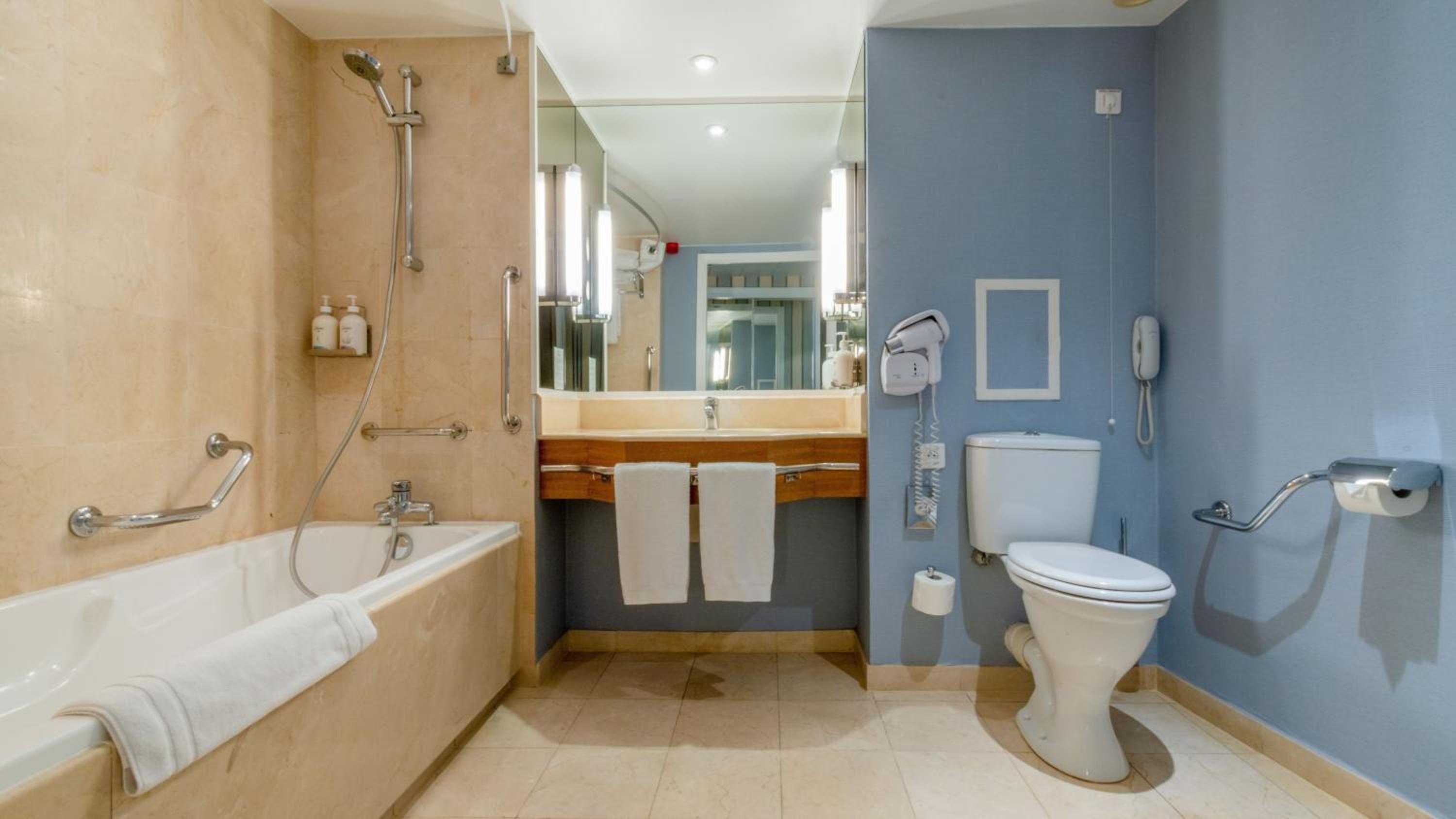 Standard Double Room with Balcony - Photo 2