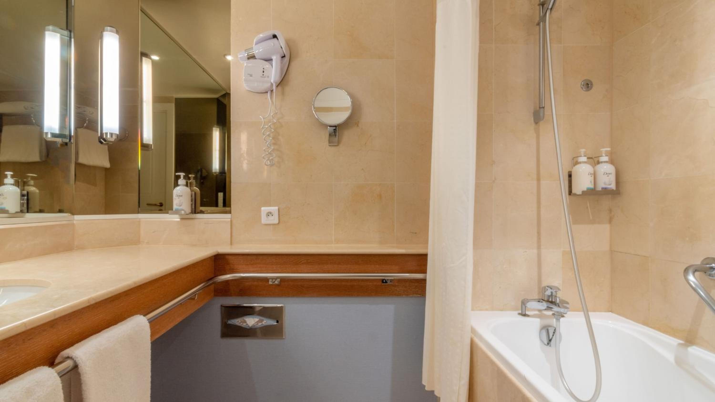 Premium Double Room with Balcony and Garden View - Photo 5