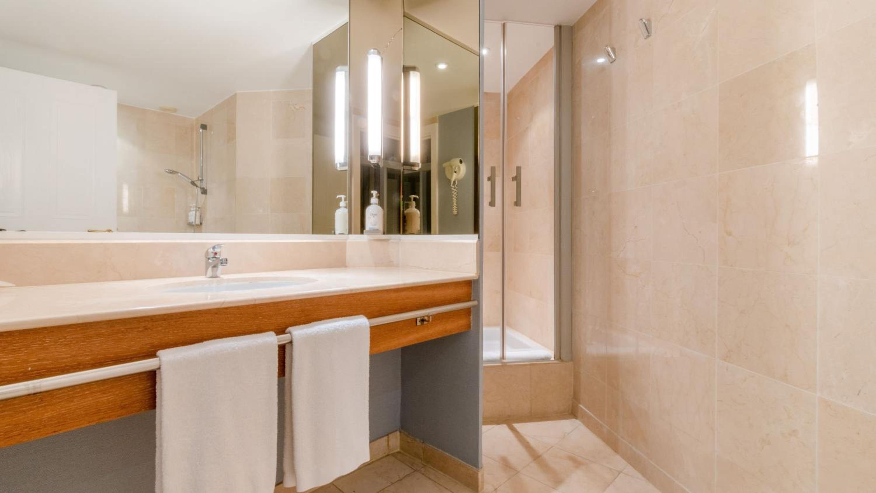 Standard Double Room with Balcony - Photo 23