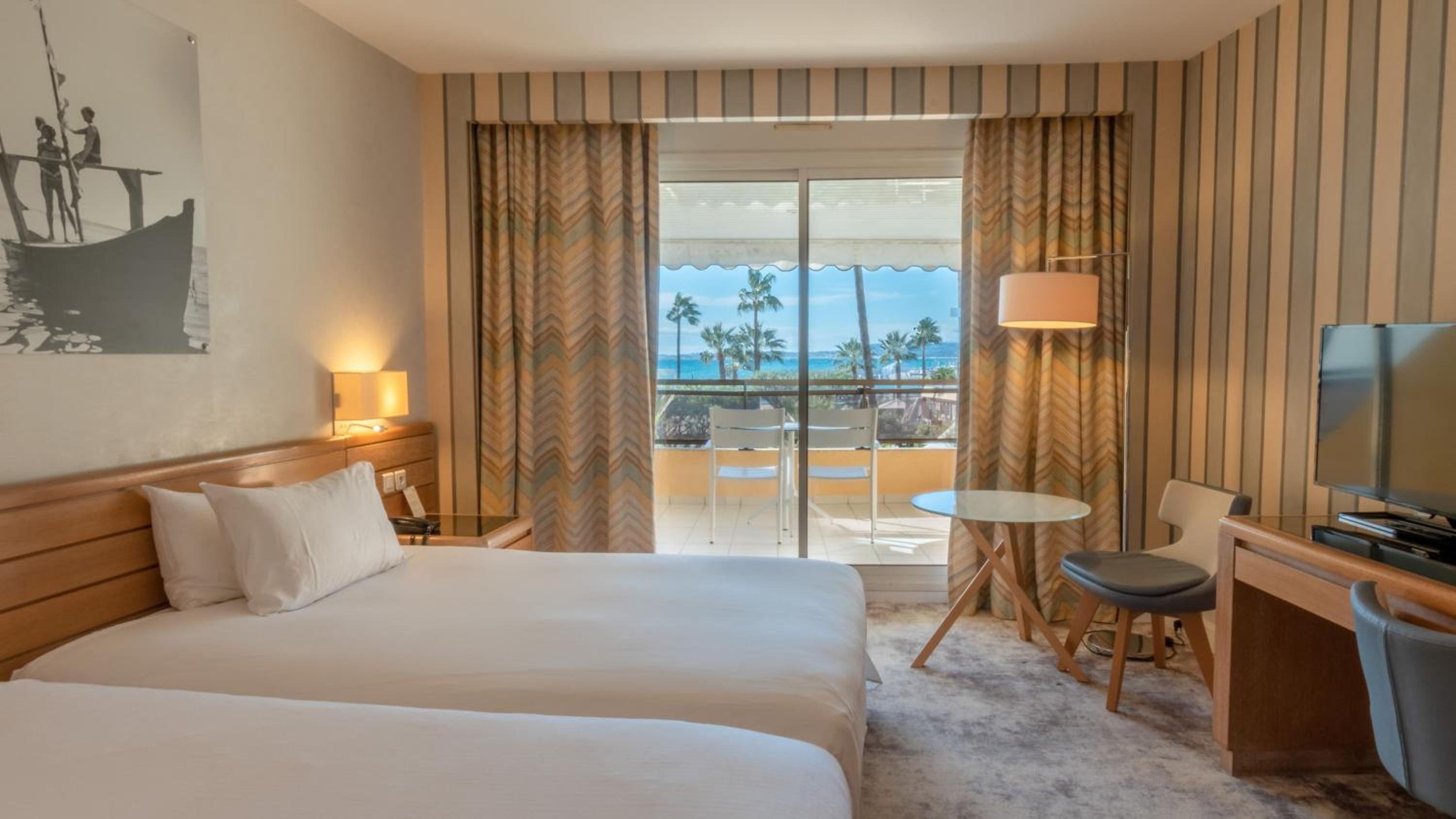 Premium Double Room with Two Double Beds, Balcony and Sea View - Photo 2