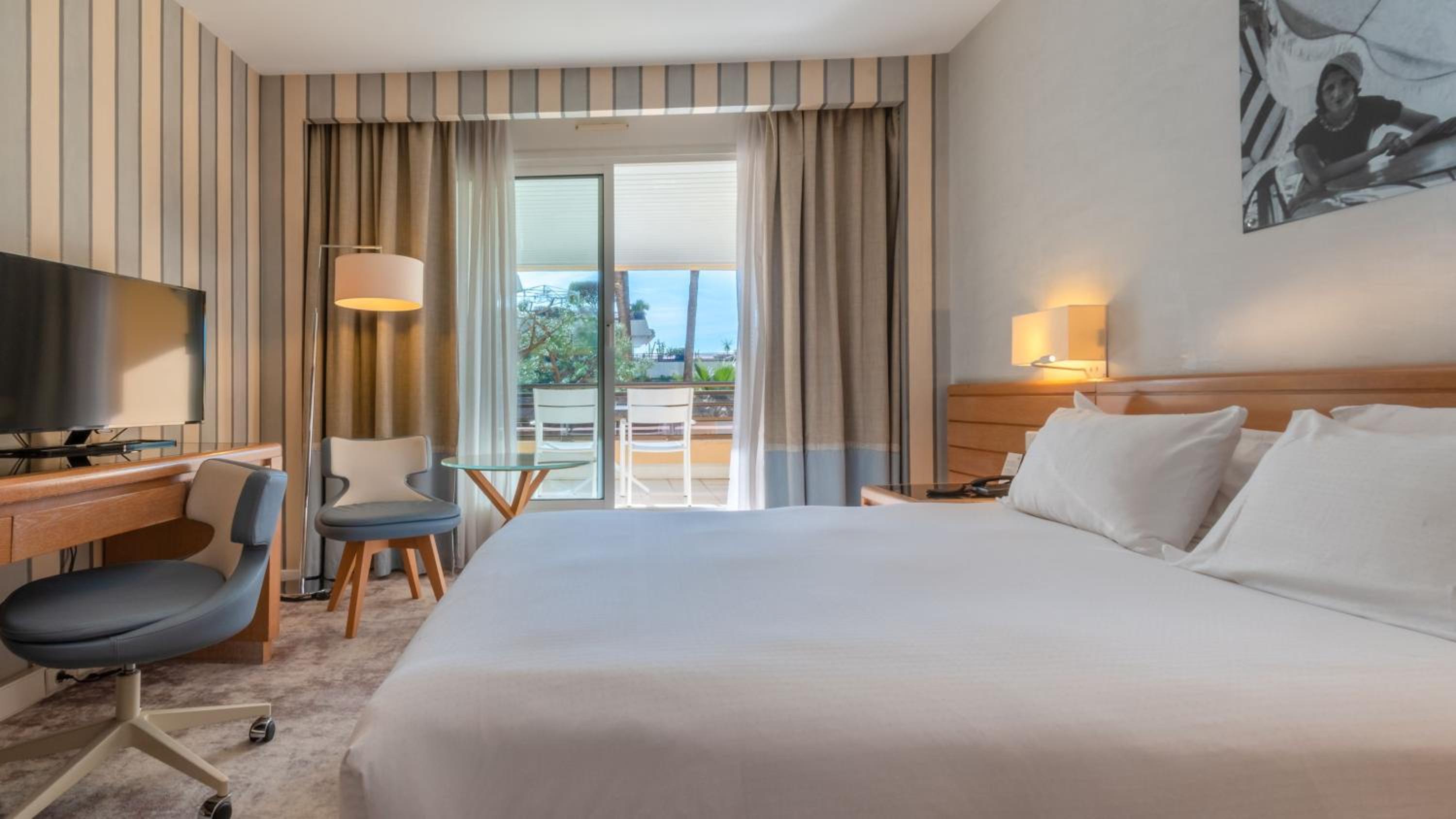 Premium Double Room with Balcony and Garden View - Photo 2