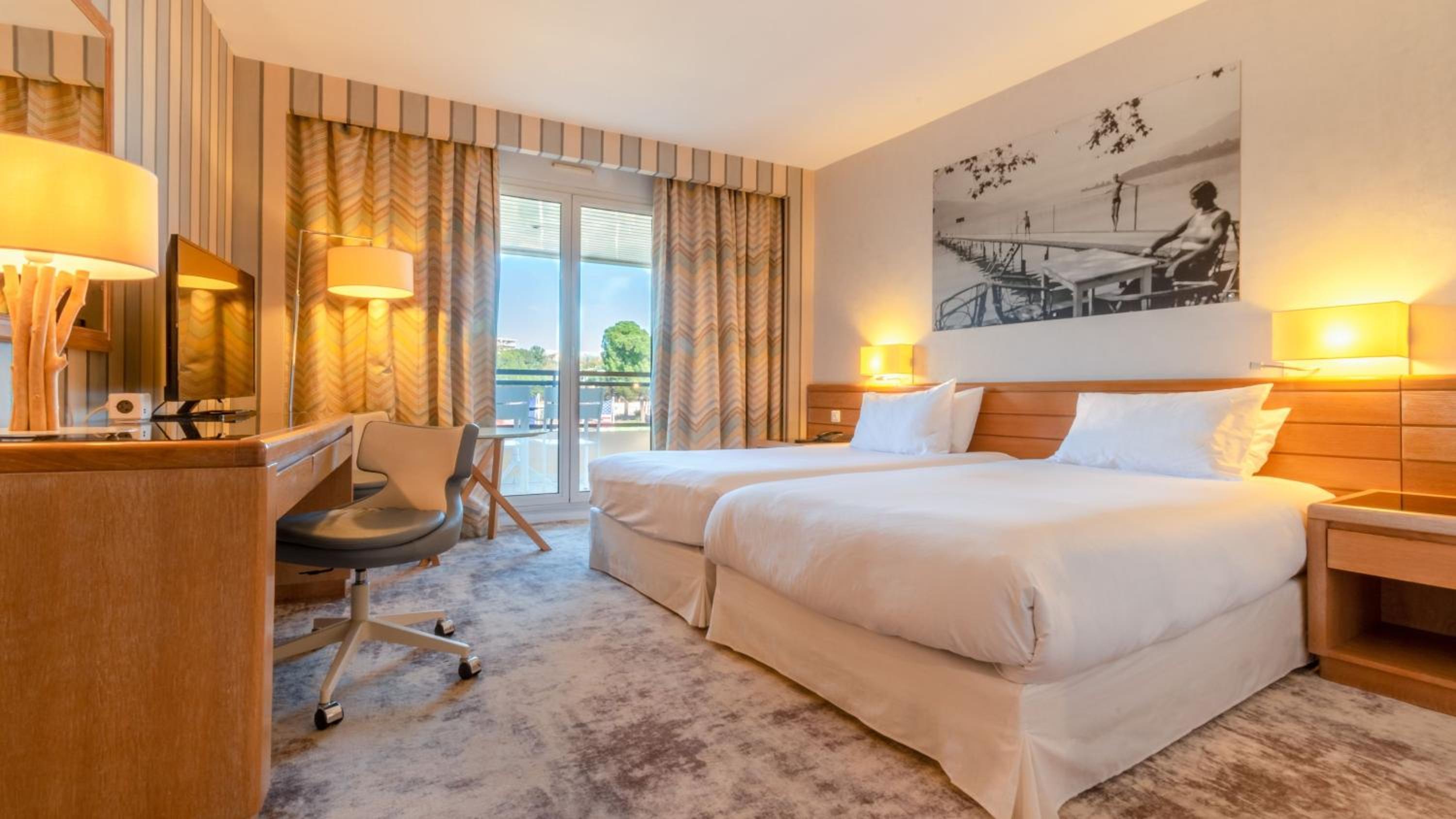 Standard Twin Room with Balcony and City View - Photo 3