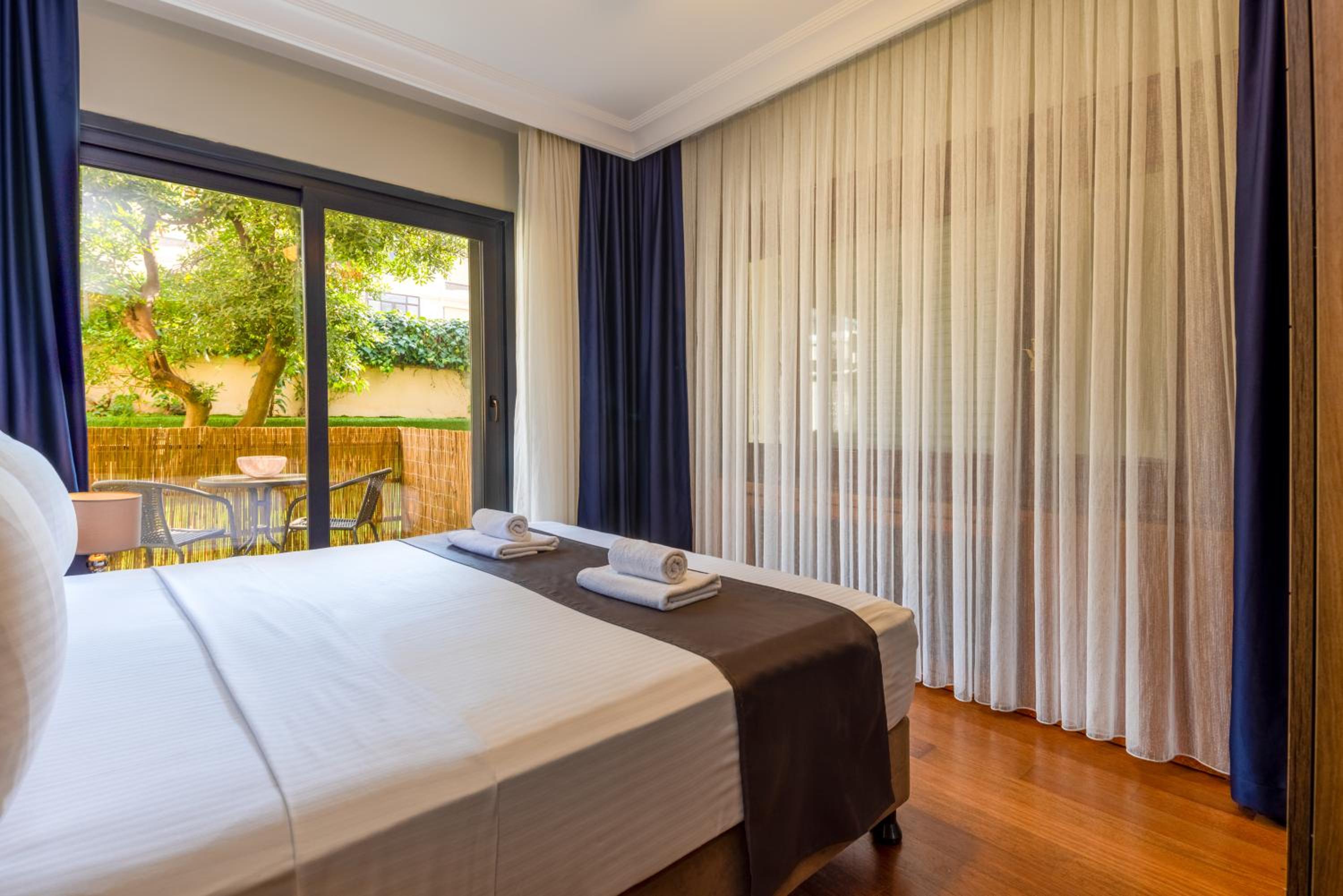 Luxuriöse Zwei-Zimmer-Wohnung mit Garten