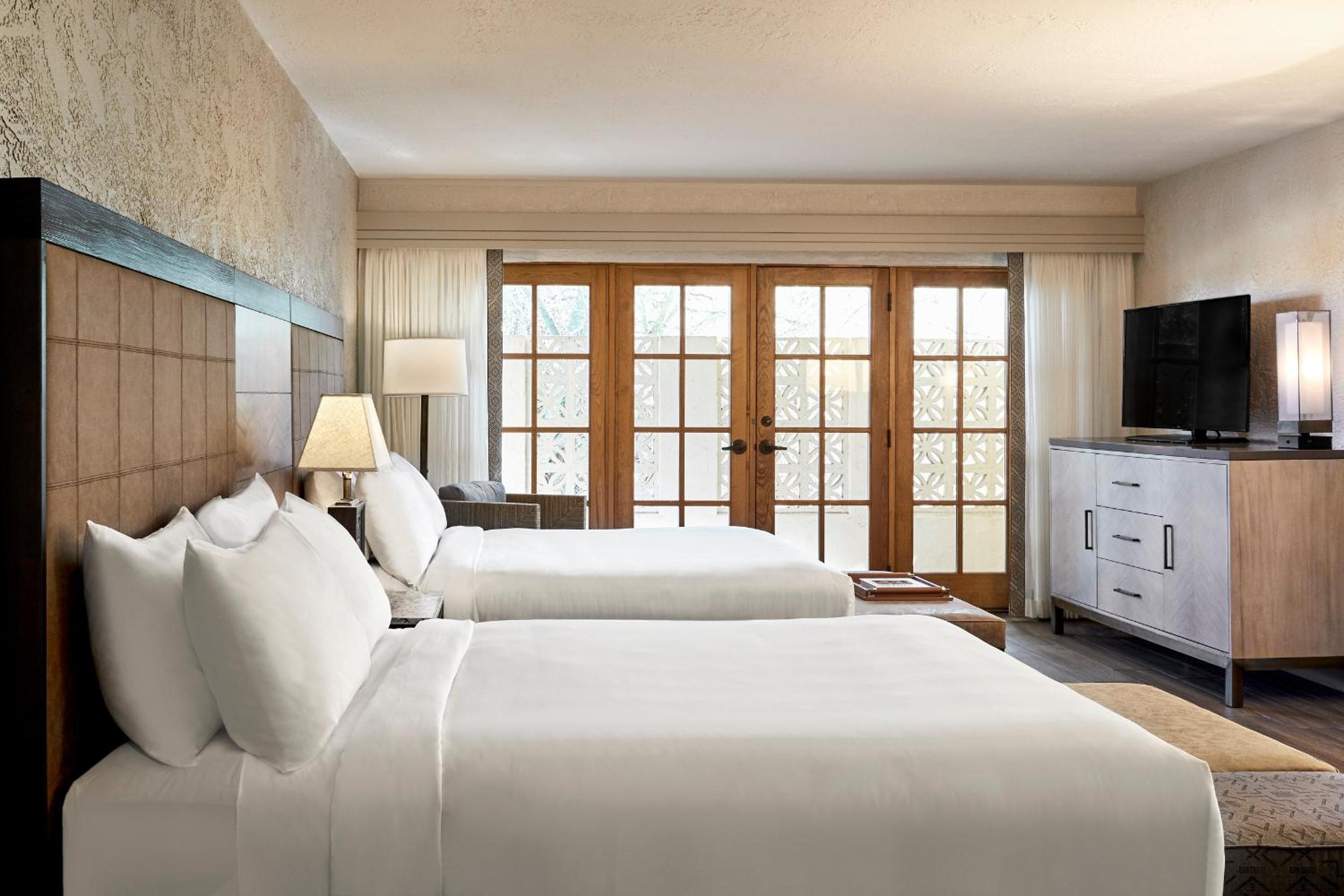 Queen Room with Two Queen Beds - Photo 4
