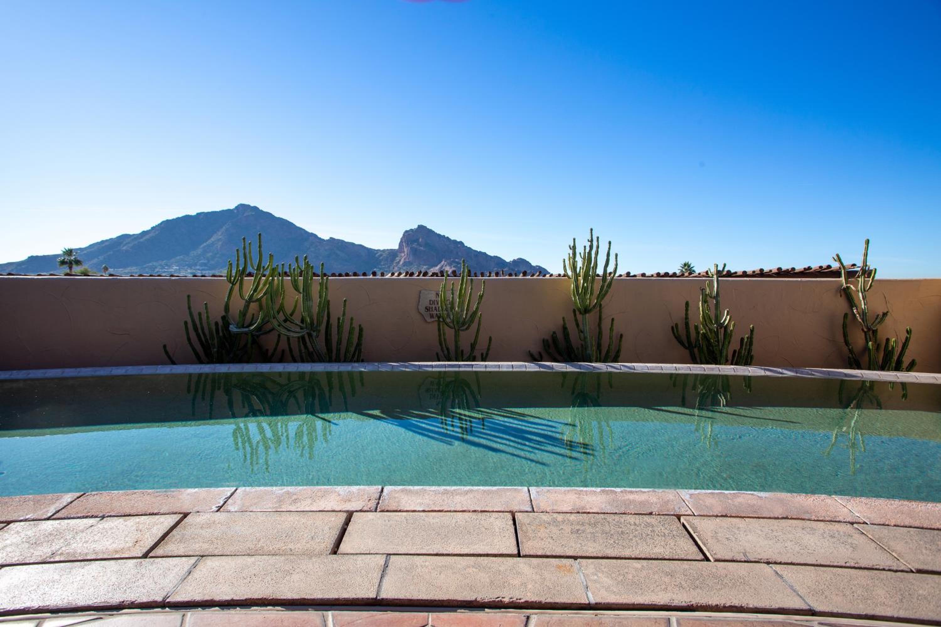Deluxe Pool Suite, 2 Bedroom Suite, Mountain view, Fireplace photo 2