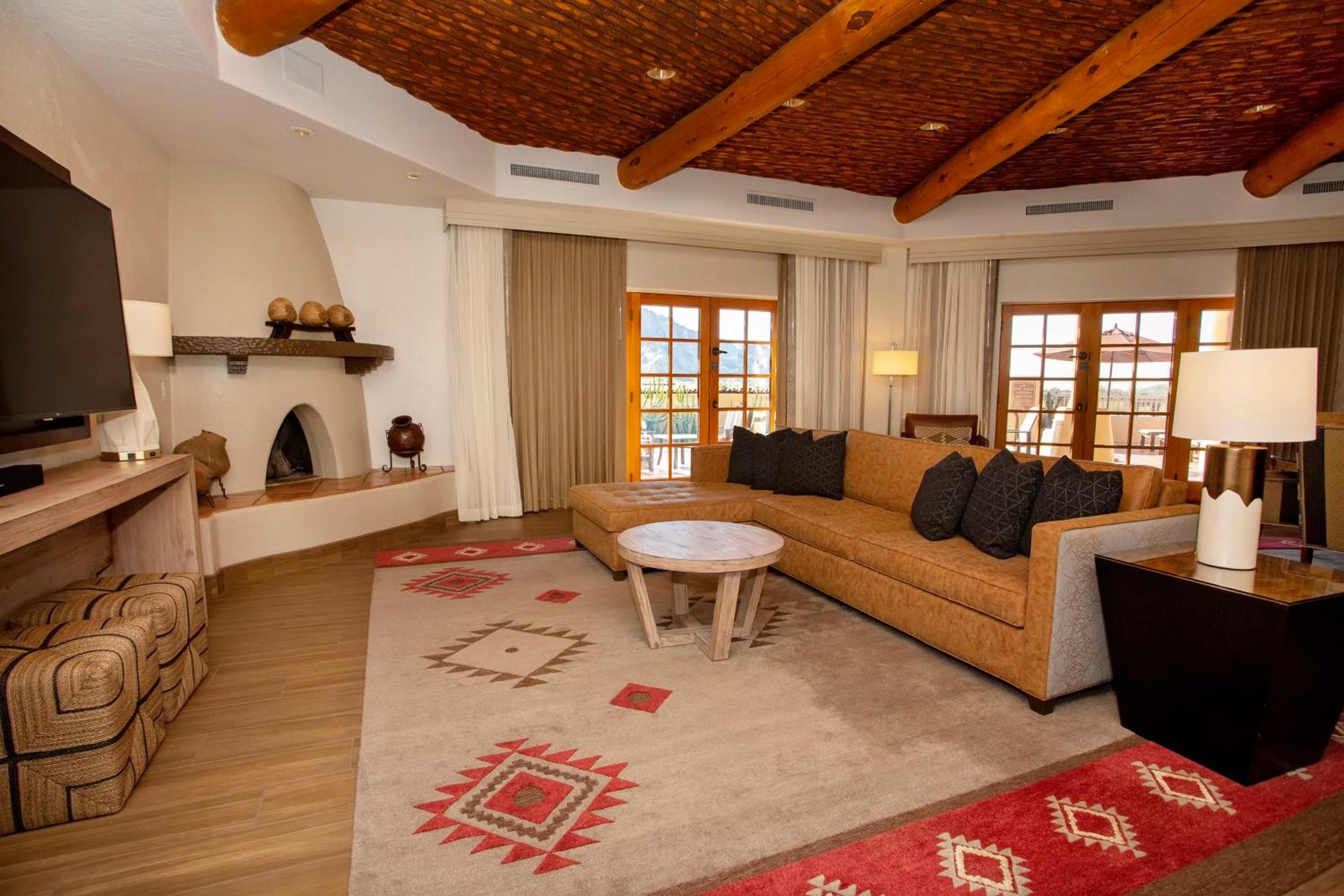 Deluxe Pool Suite, 2 Bedroom Suite, Mountain view, Fireplace photo 1