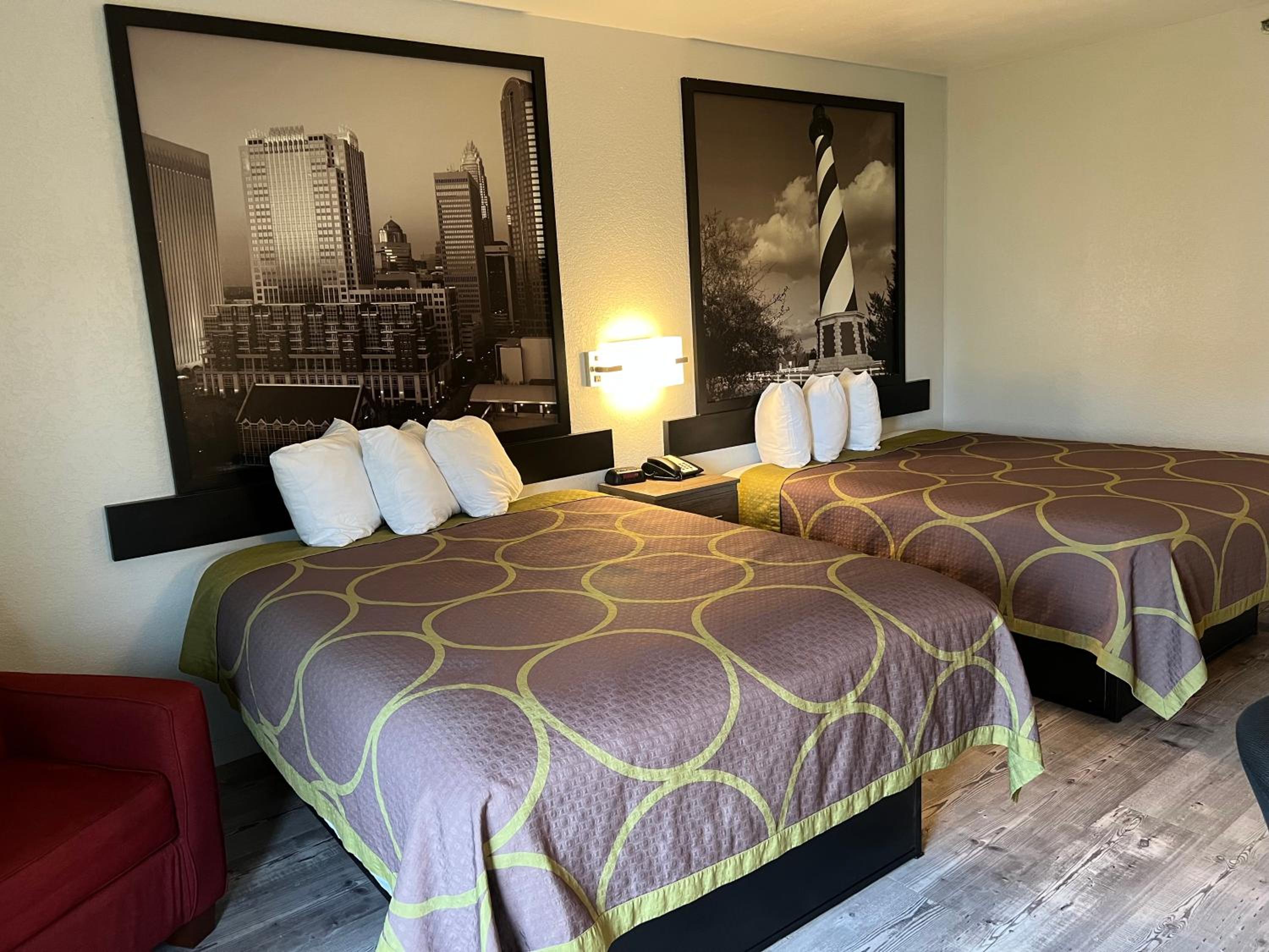 Queen Room with Two Queen Beds - Non-Smoking - Photo 2