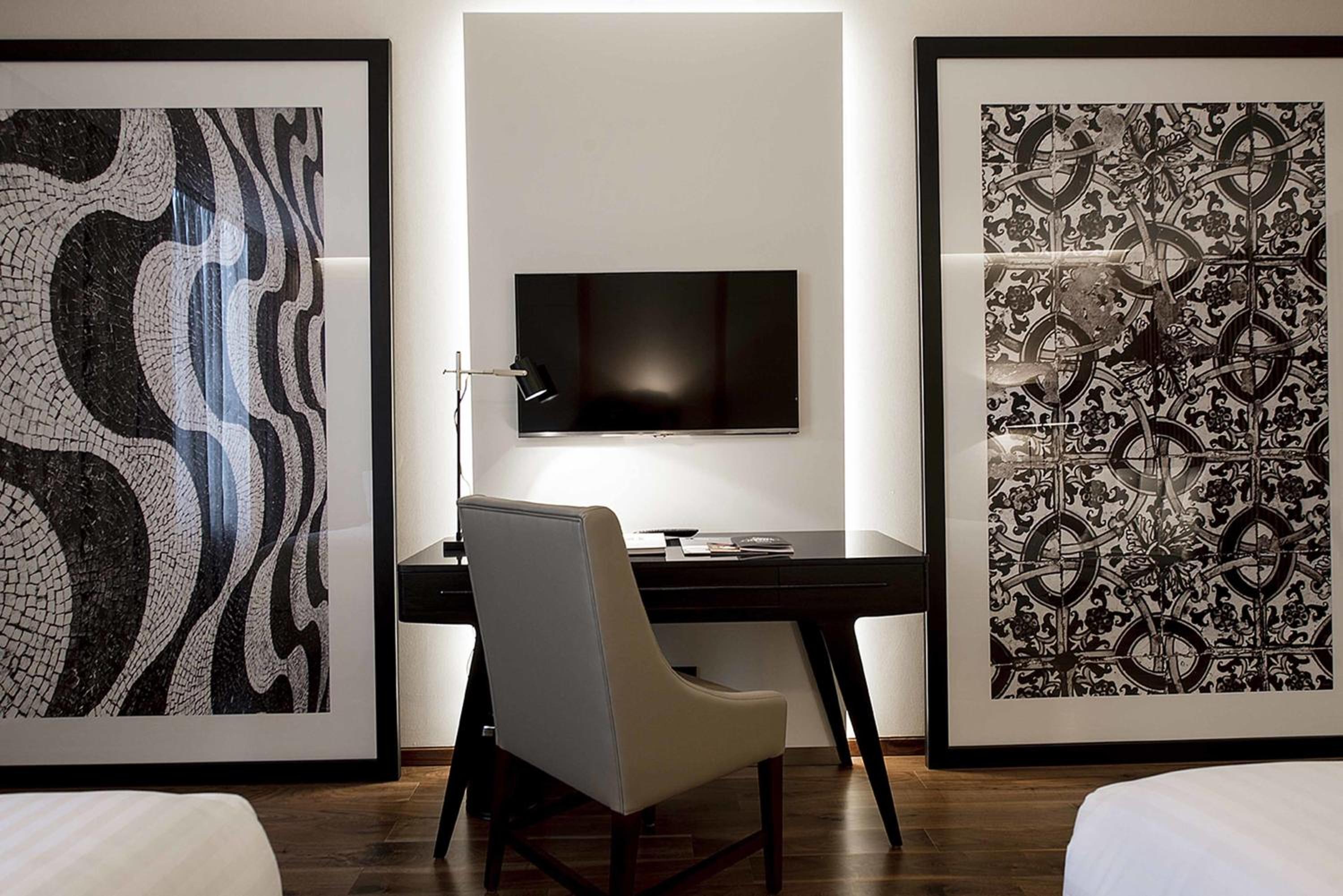 Superior Room with Two Double Beds thumbnail 5