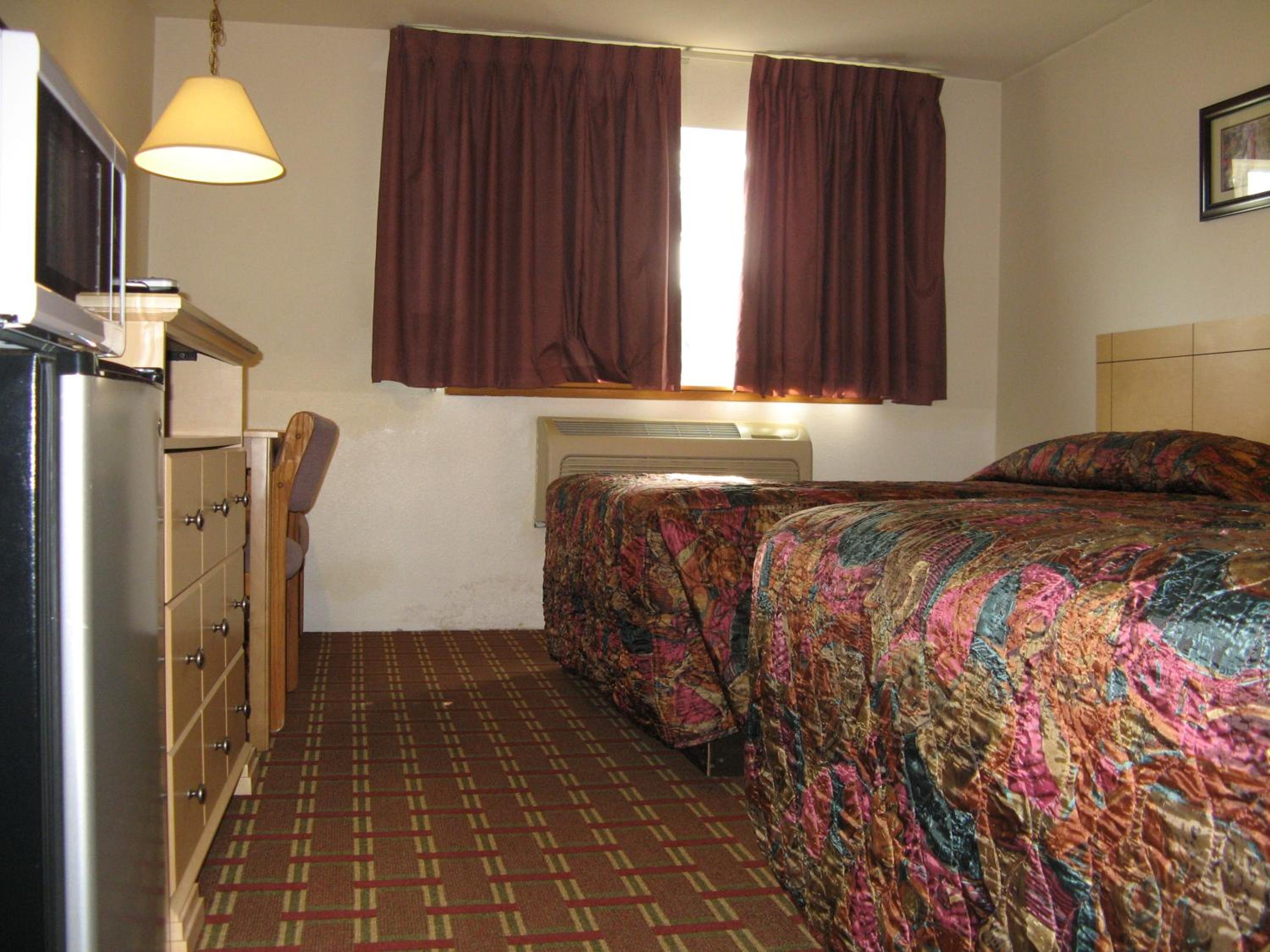 Queen Room with Two Queen Beds - Photo 6