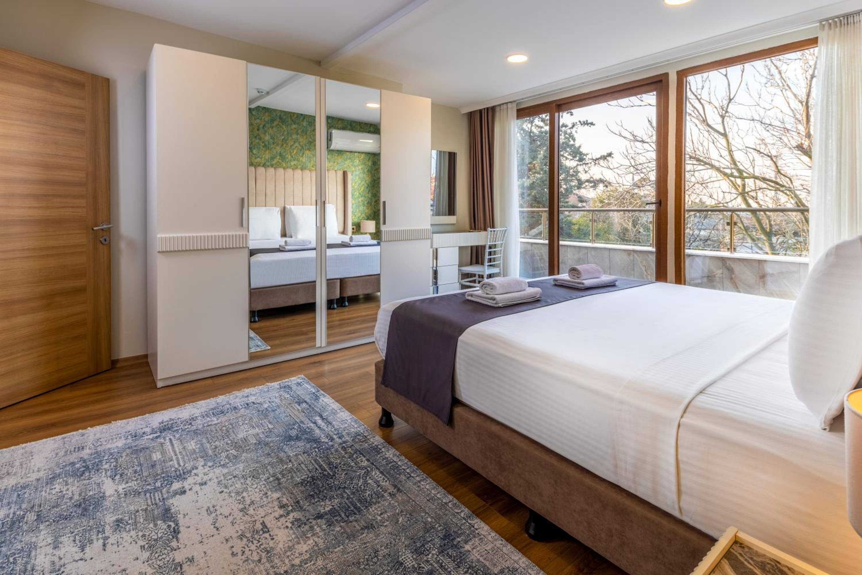 Luxuriöse Dreizimmerwohnung mit Terrasse und Poolblick