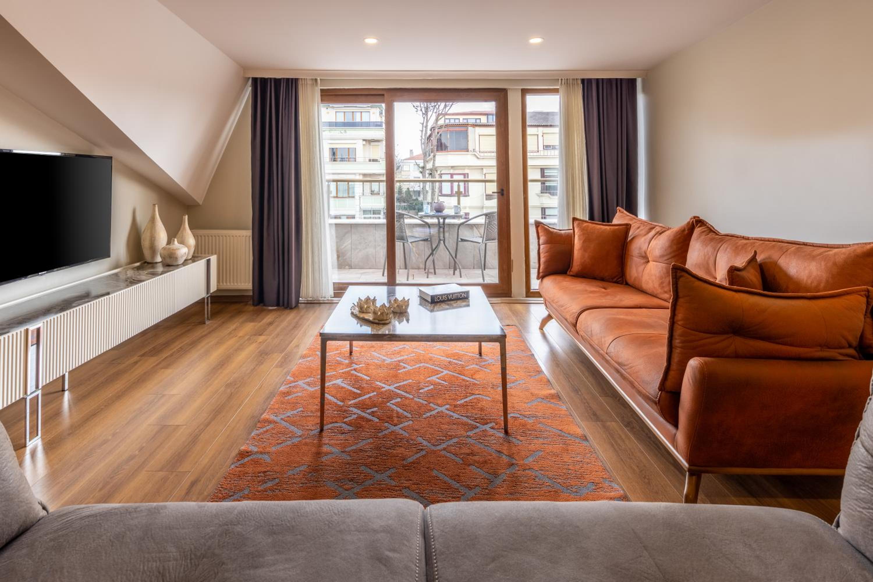 Luxury Three-Bedroom Apartment with Terrace and Pool View photo 3