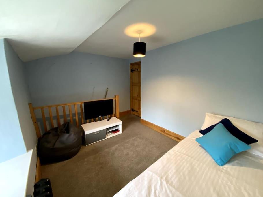 Six-Bedroom House photo 2