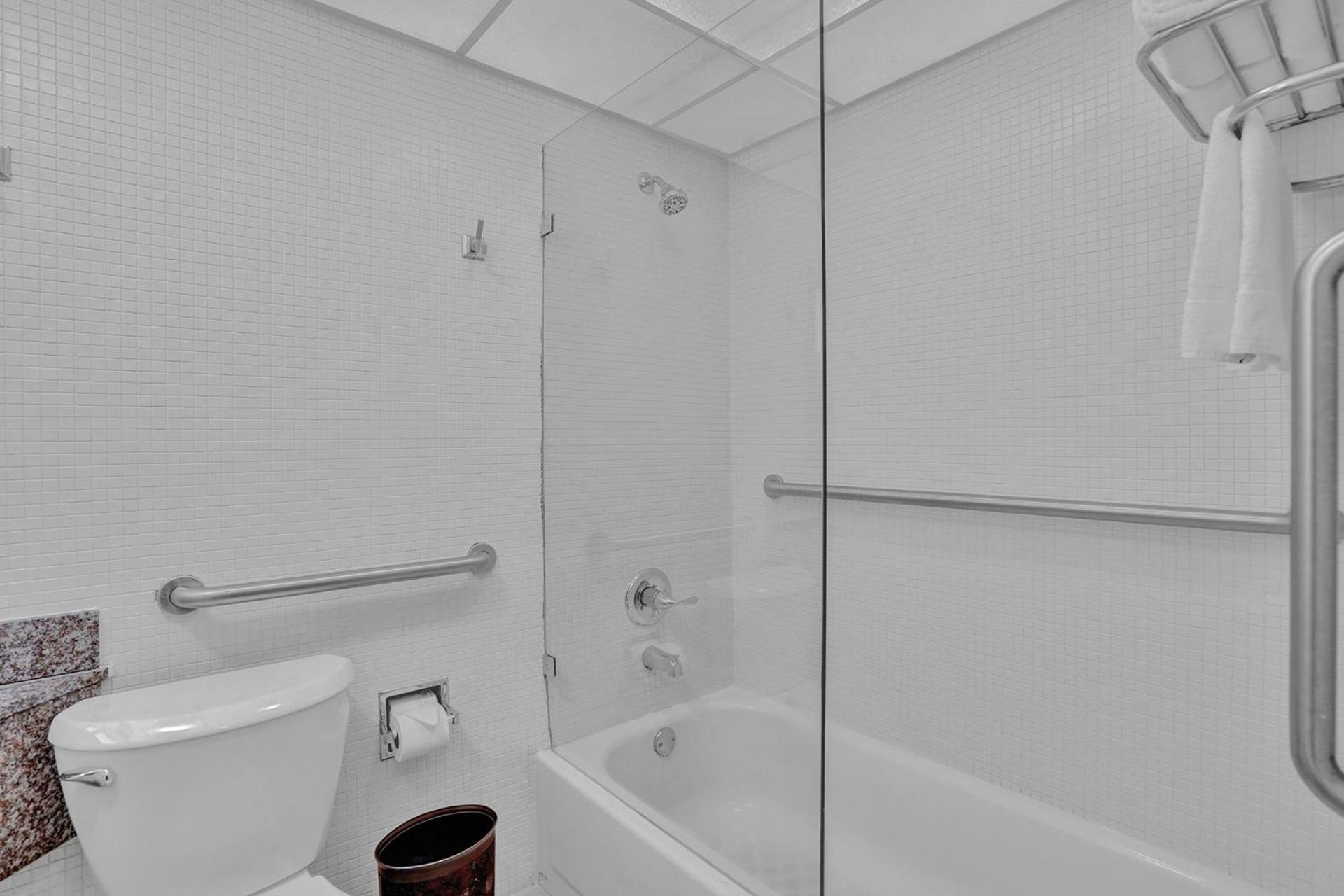 Superior King with Balcony - Photo 8