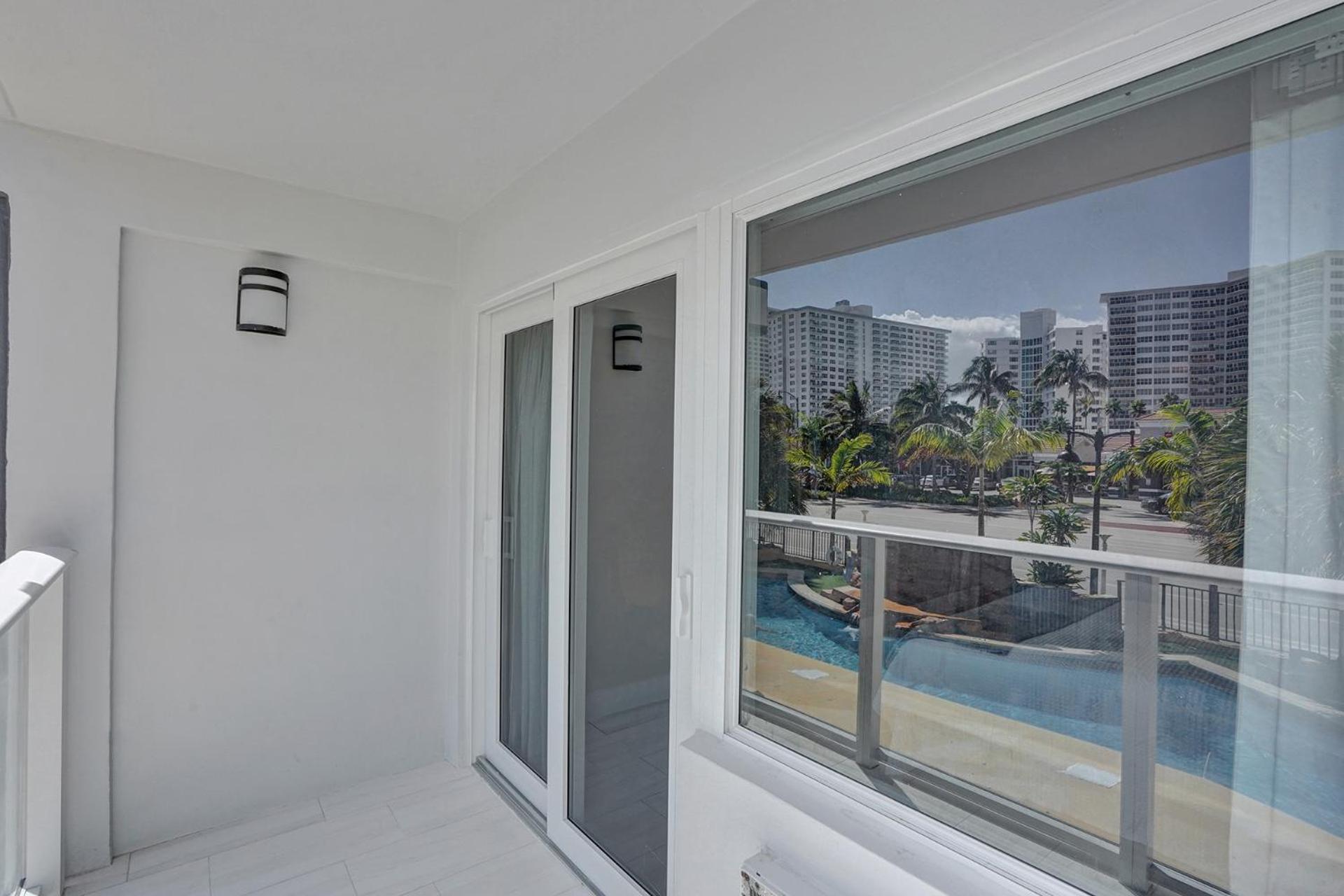 Superior King with Balcony - Photo 30