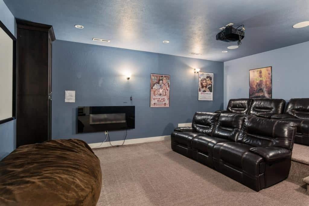 Five-Bedroom House photo 3