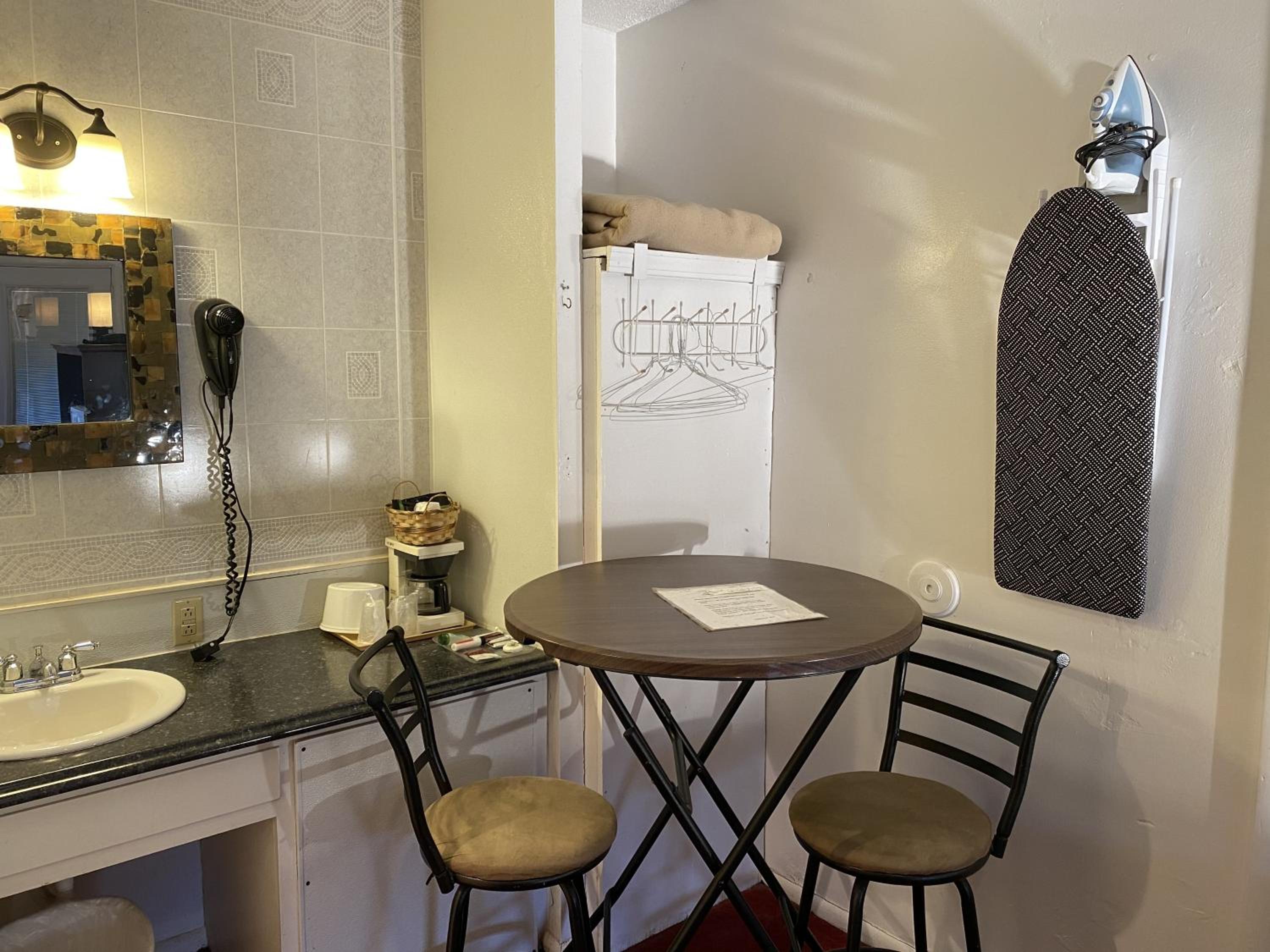 King Room - Non-Smoking photo 2