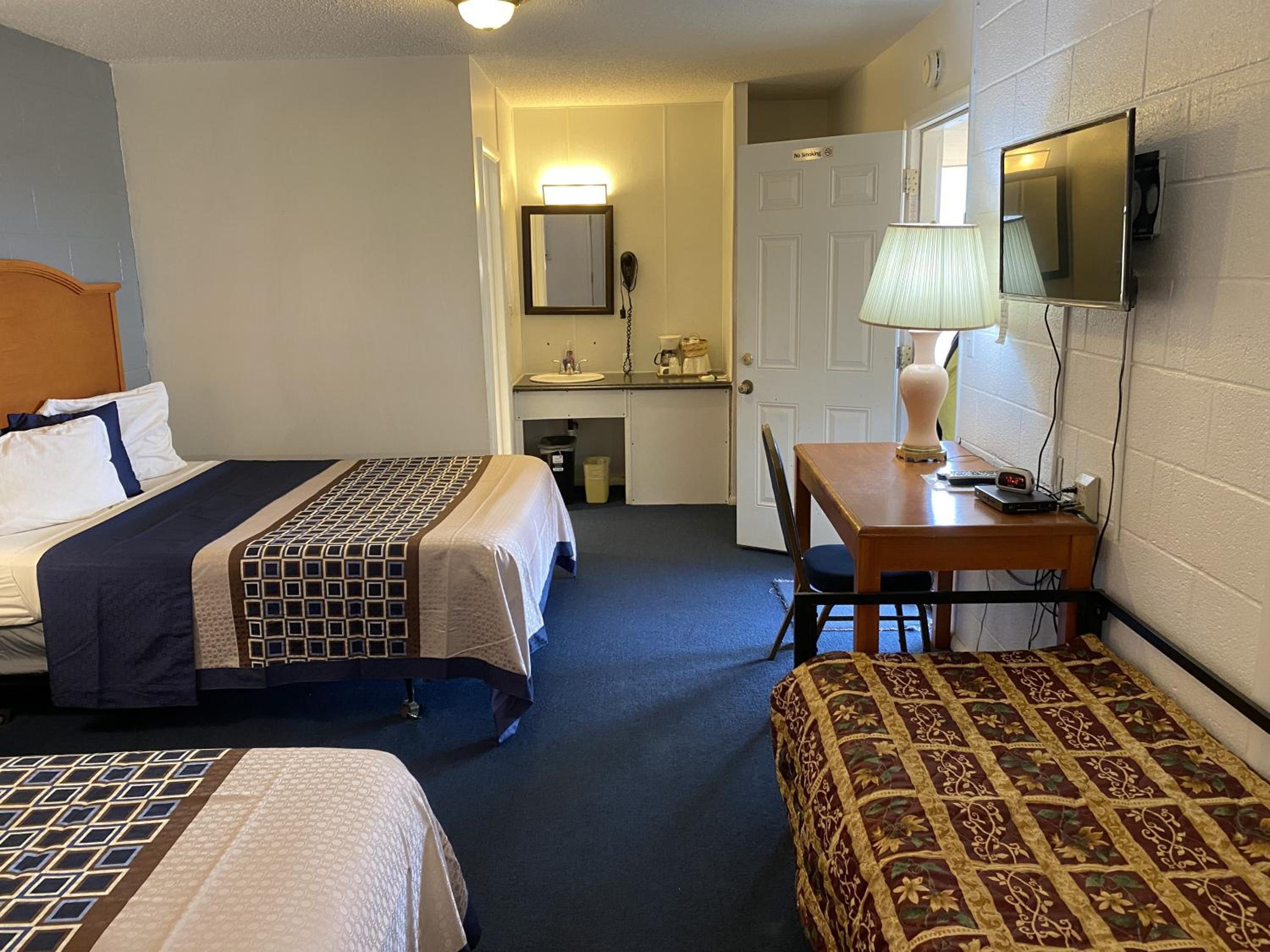 Queen Room with Two Queen Beds - Non-Smoking photo 3