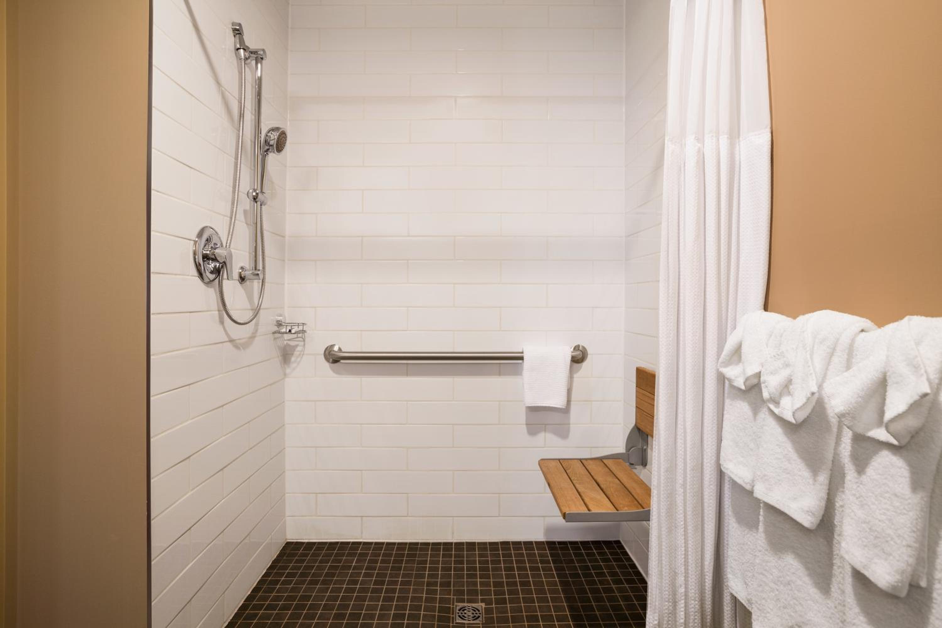 Queen Room with Roll-In Shower - Mobility Accessible/Non-Smoking photo 2