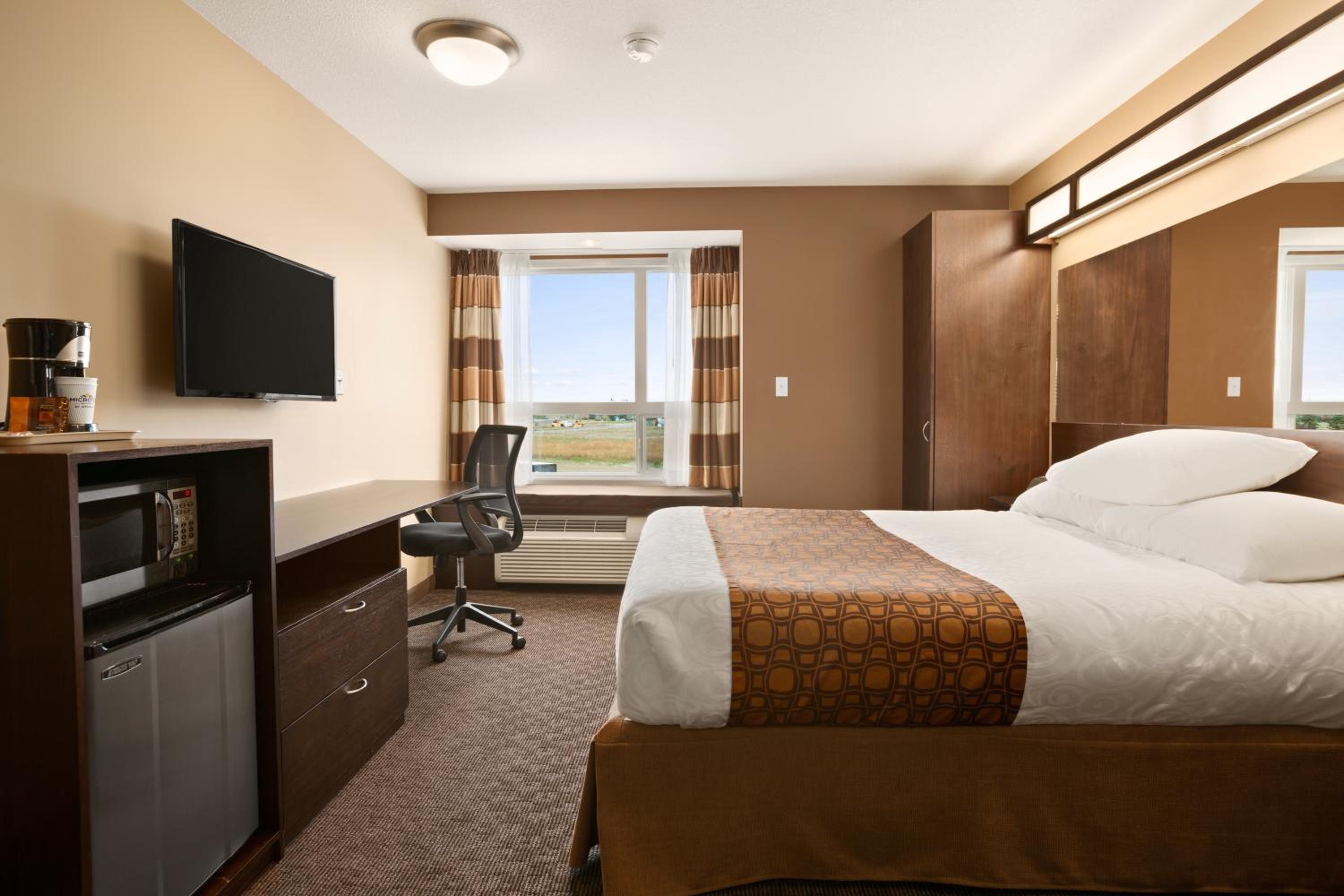 Deluxe Queen Room - Non-Smoking photo 1