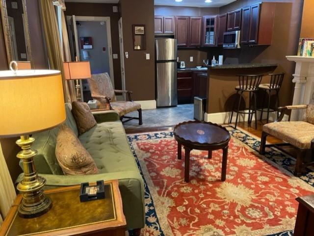 One-Bedroom Suite #2 thumbnail 6