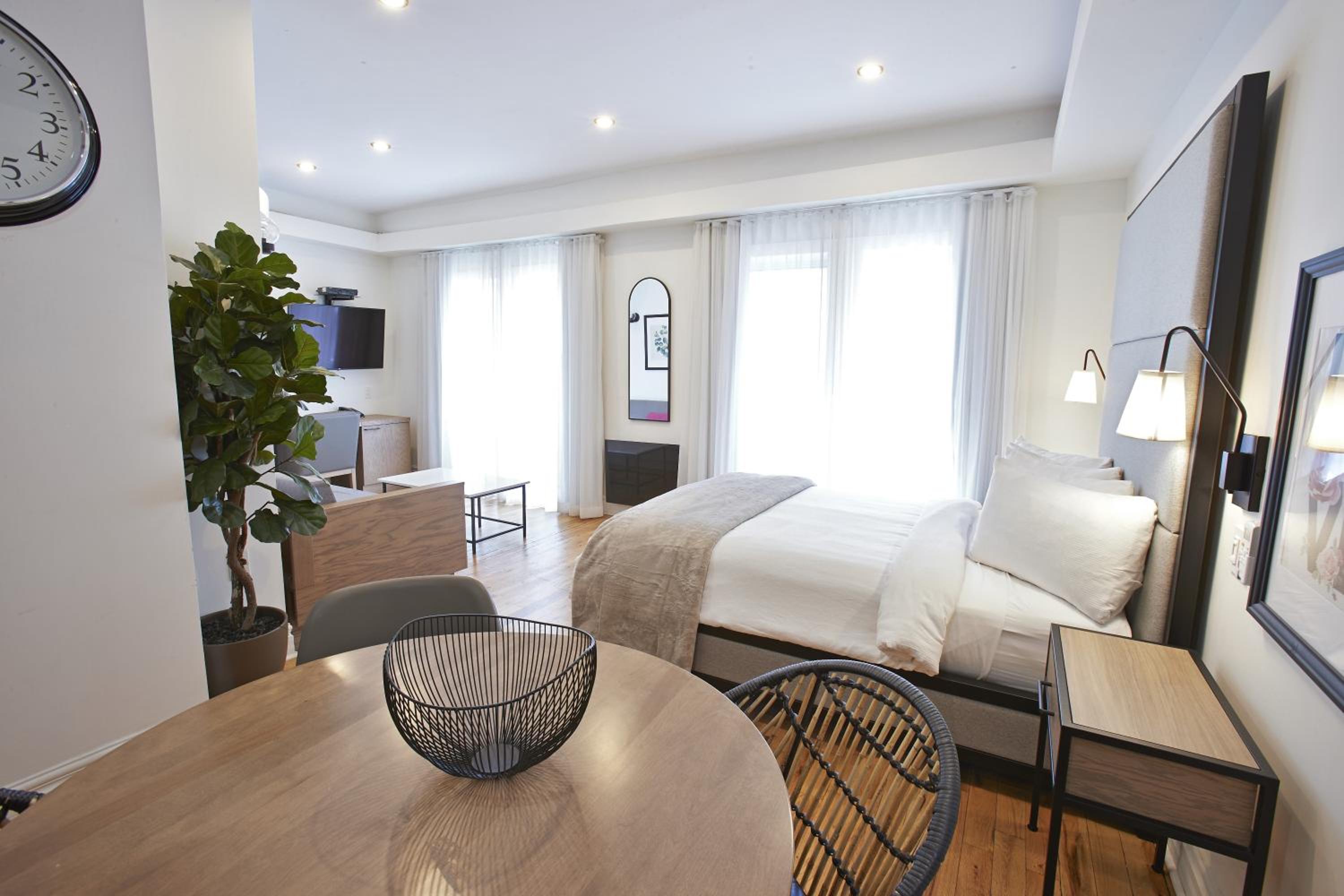 Executive Room thumbnail 6