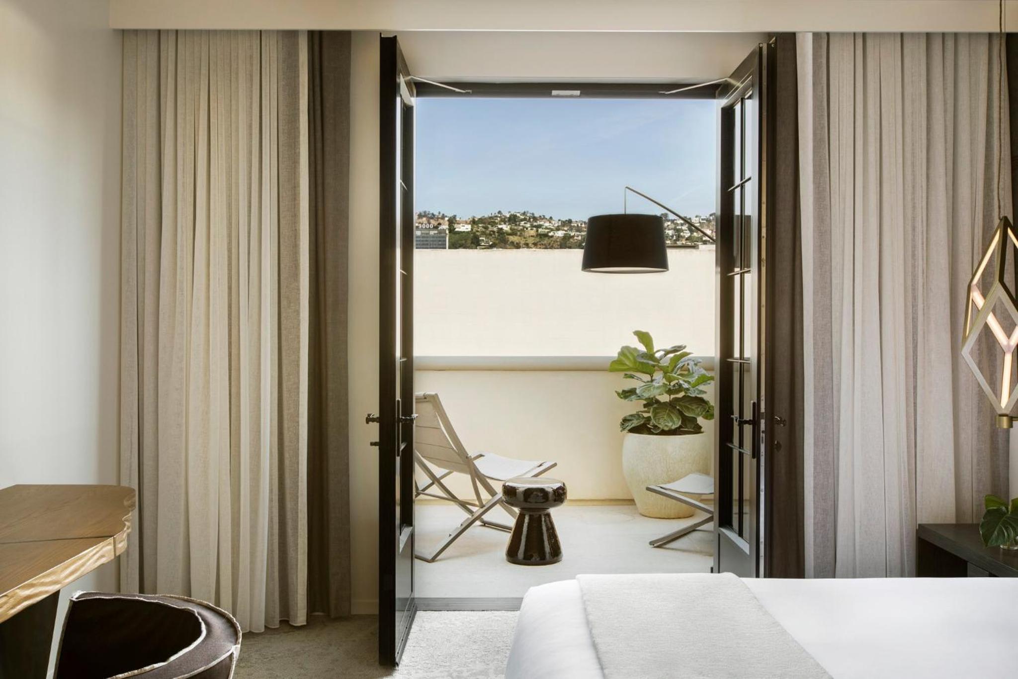 Premium King Room with Communications and Mobility Accessible Tub