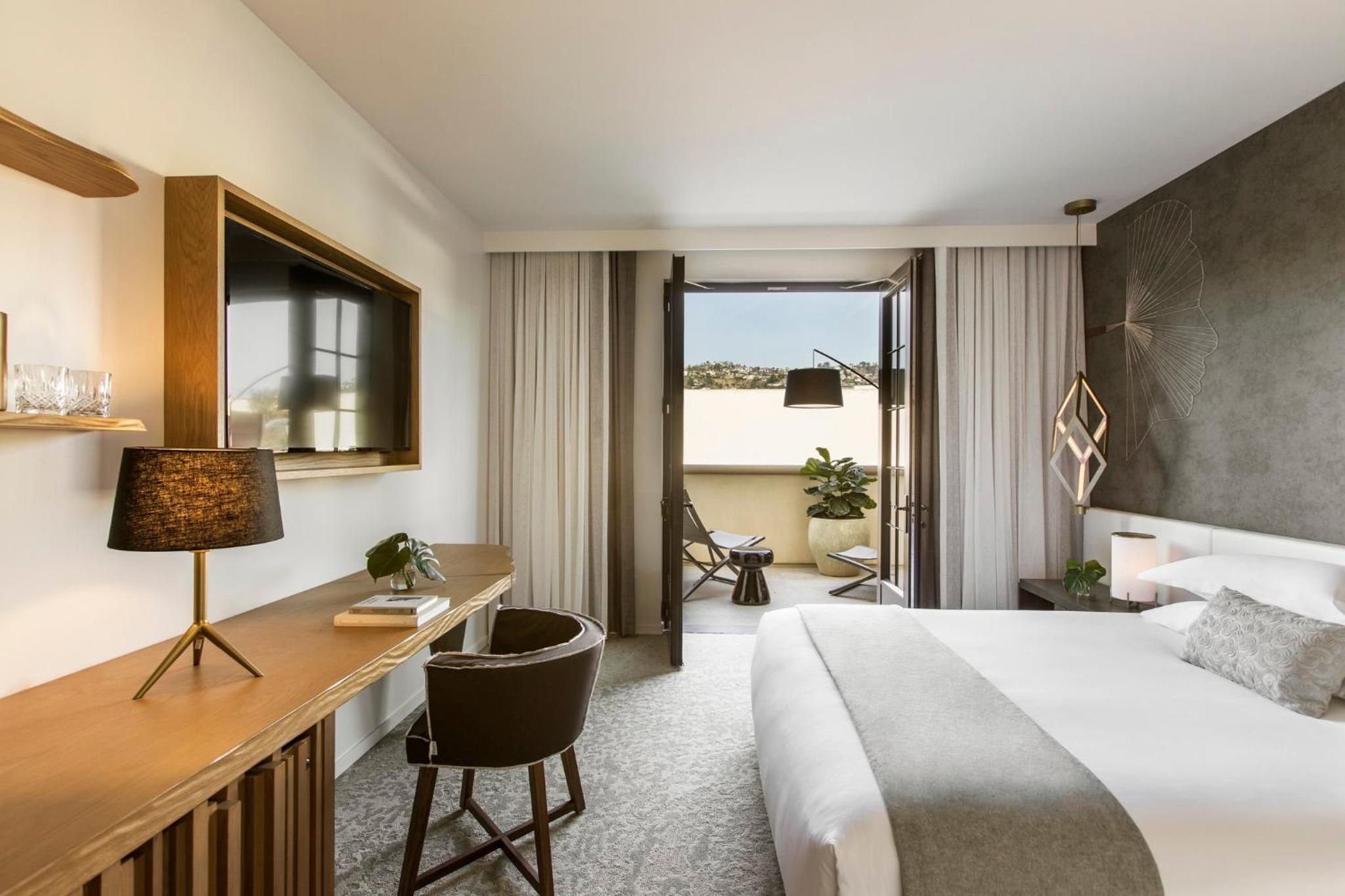 Premium King Room with One King Bed and Balcony (Non Smoking)