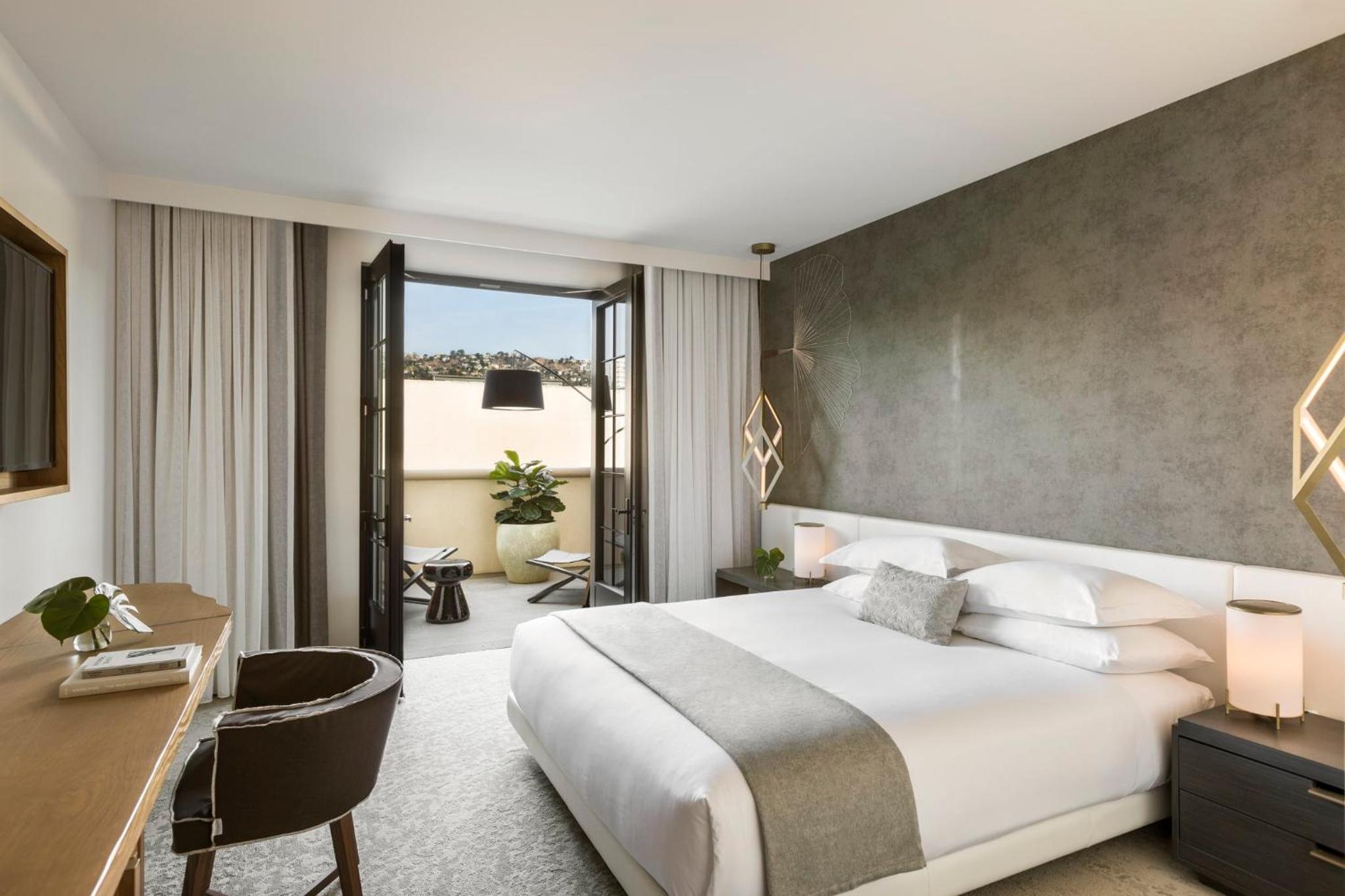 Premium King Room with One King Bed and Balcony (Non Smoking)