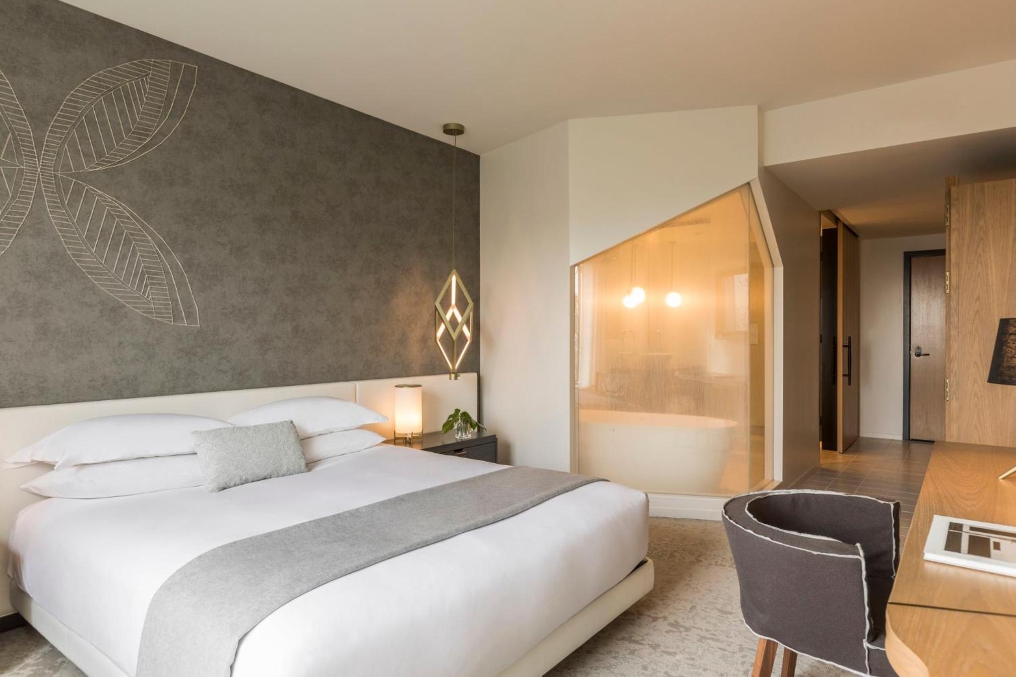 Premium King Room with Tub and Walk-In Shower thumbnail 6