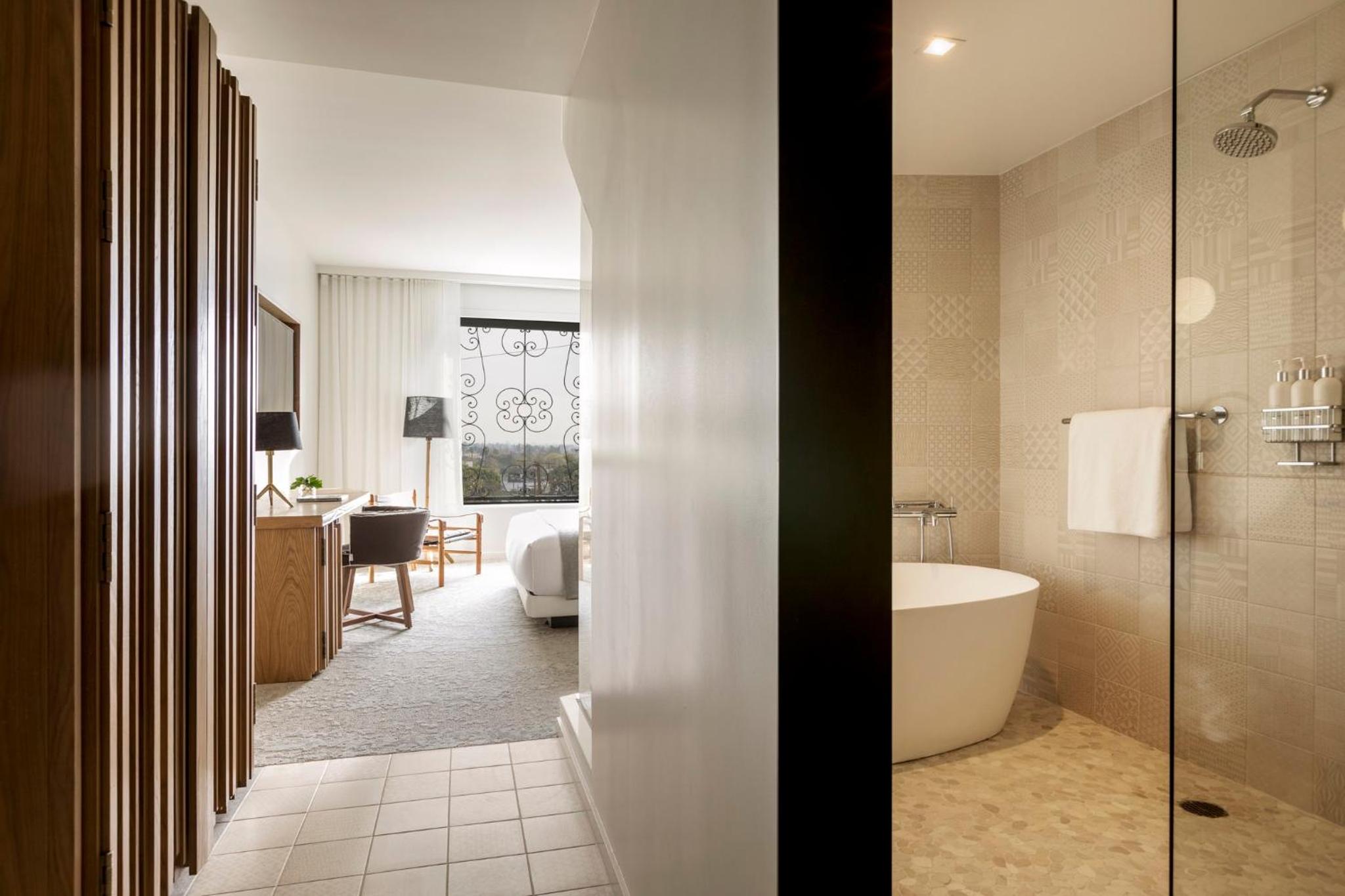 Premium King Room with Tub and Walk-In Shower thumbnail 5