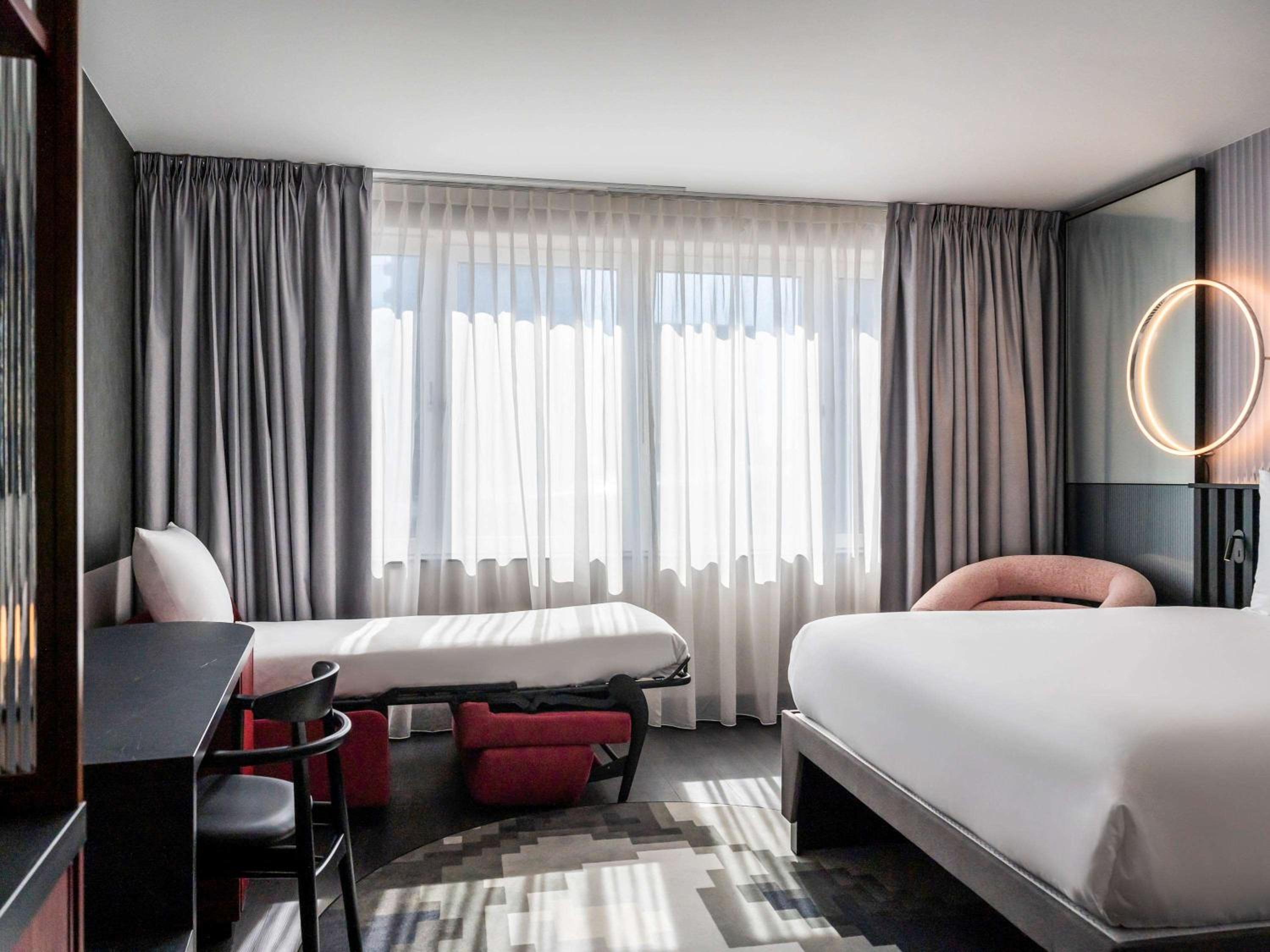Superior Queen Room with Single Sofa Bed - Photo 3