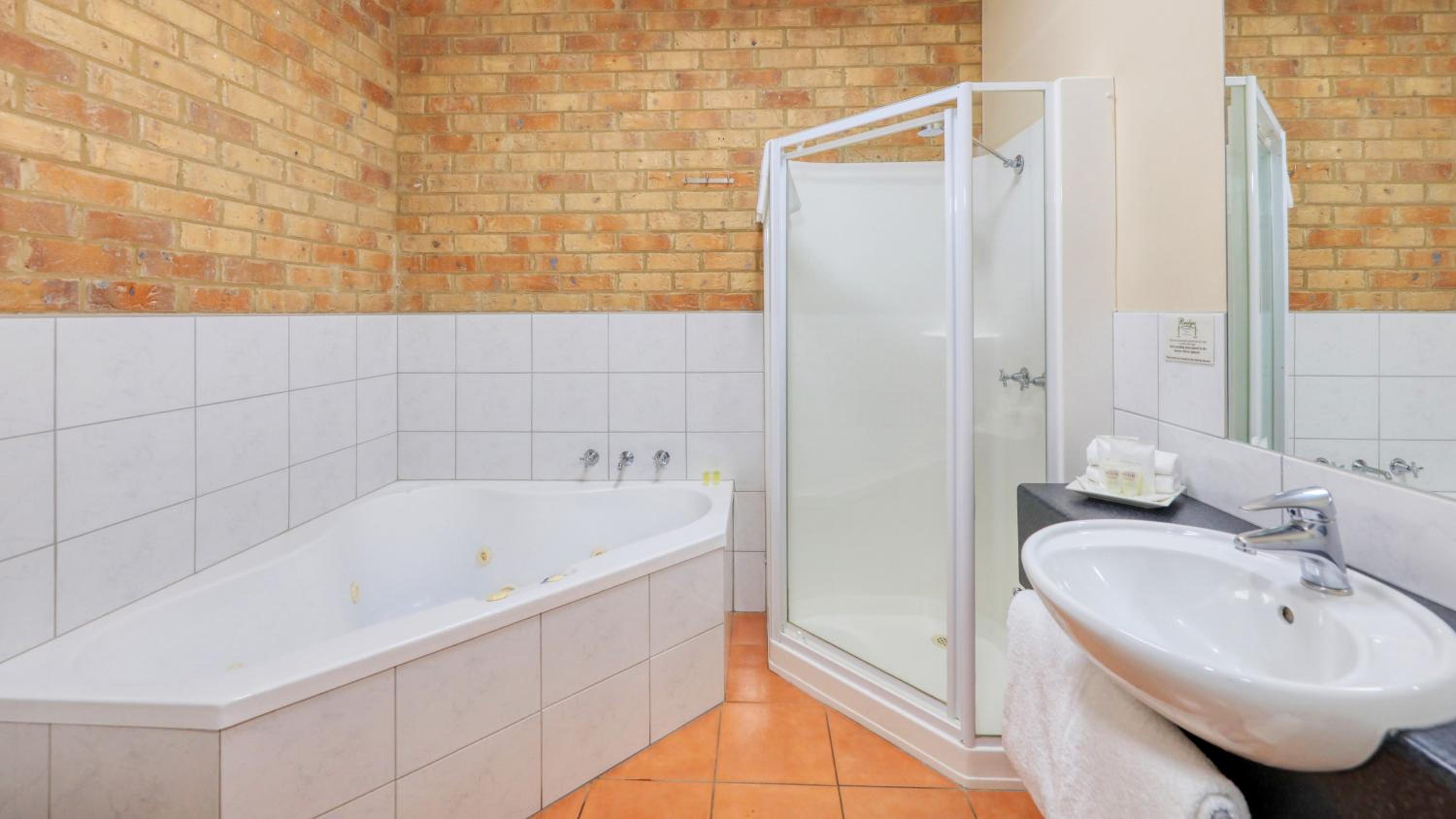 Queen Room with Spa Bath photo 3
