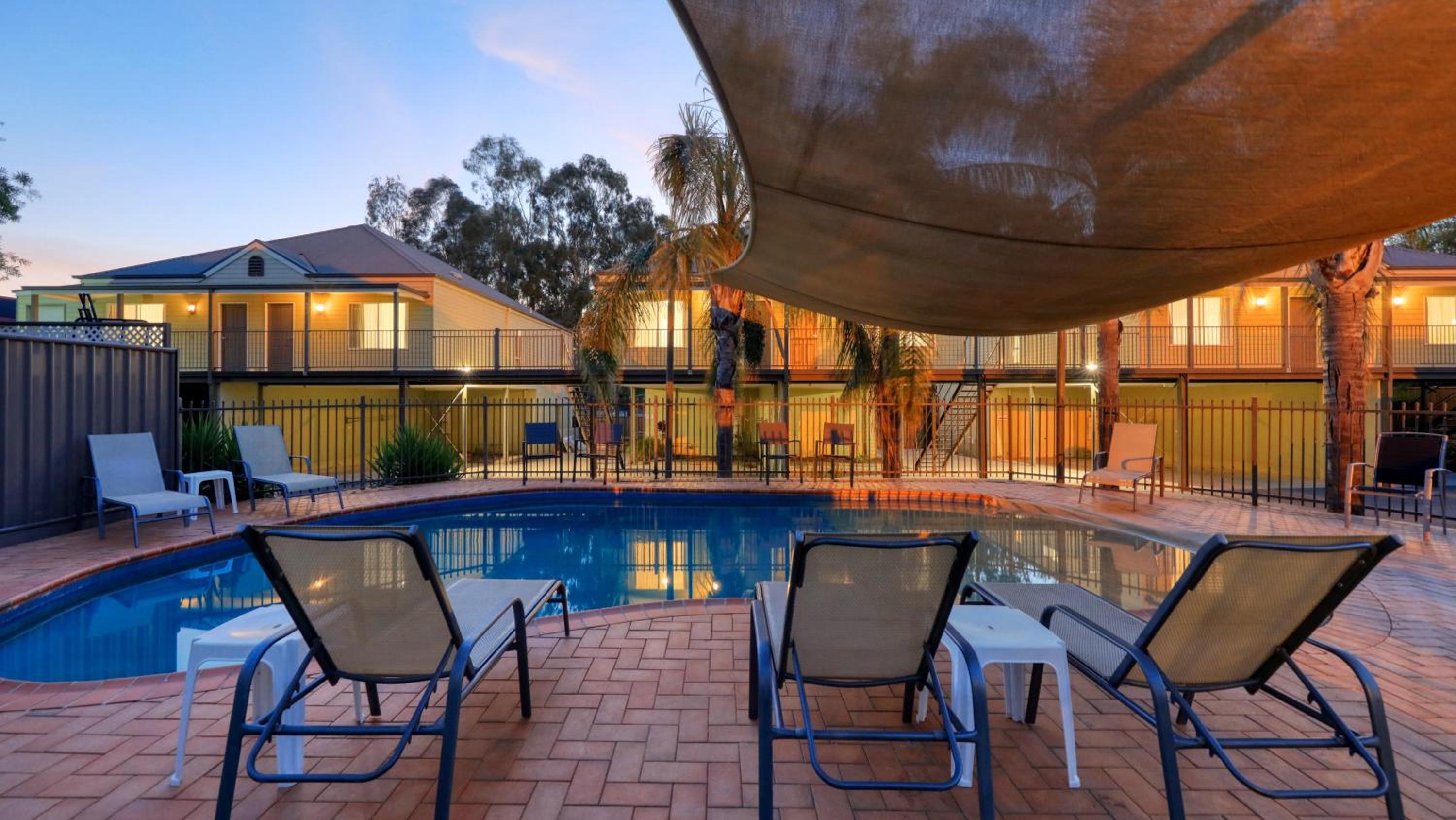 Two-Bedroom Apartment with a Queen and Two Single Beds photo 3