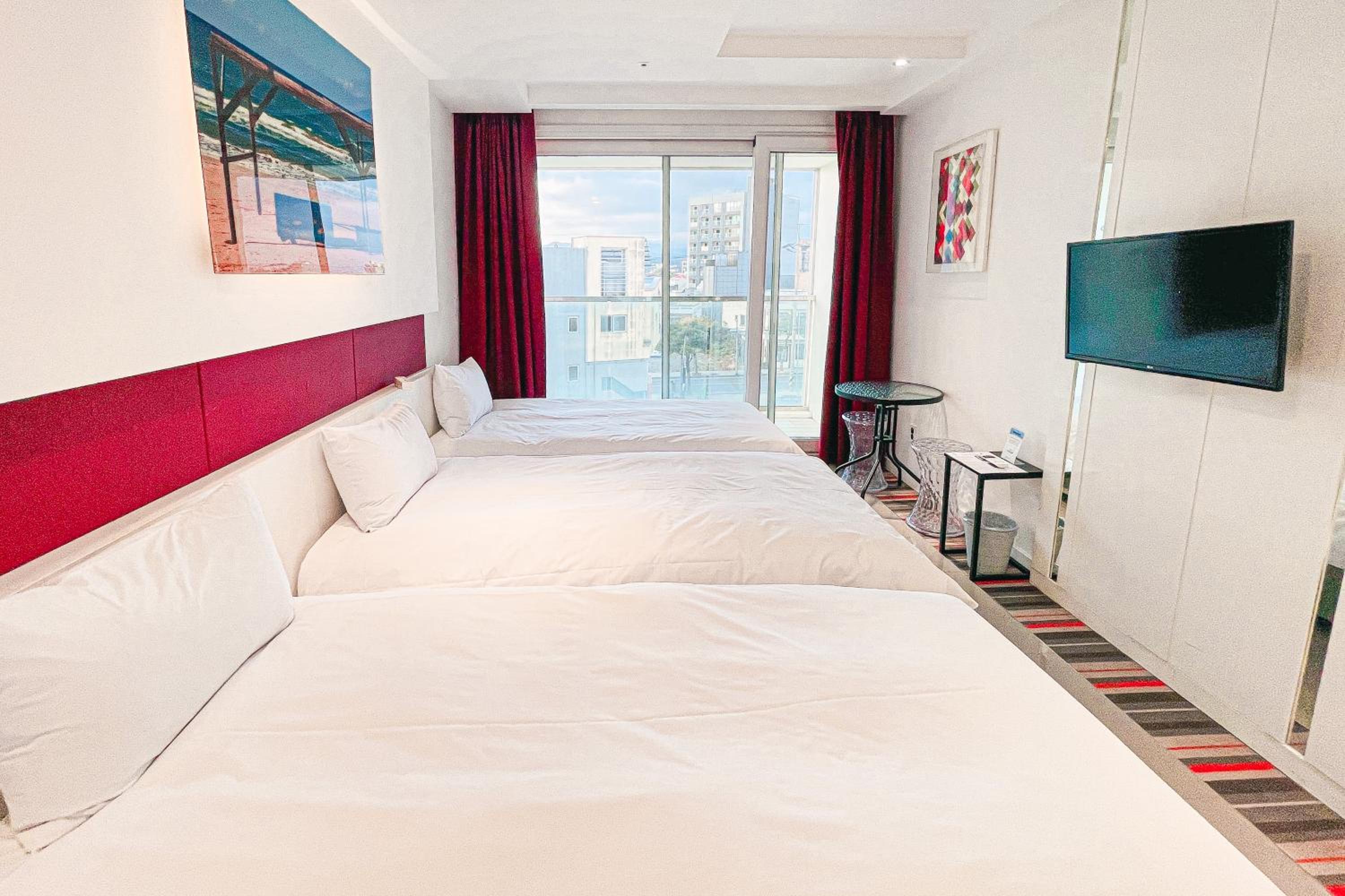 Triple Room with City View (Including a cup of Americano) - Photo 2
