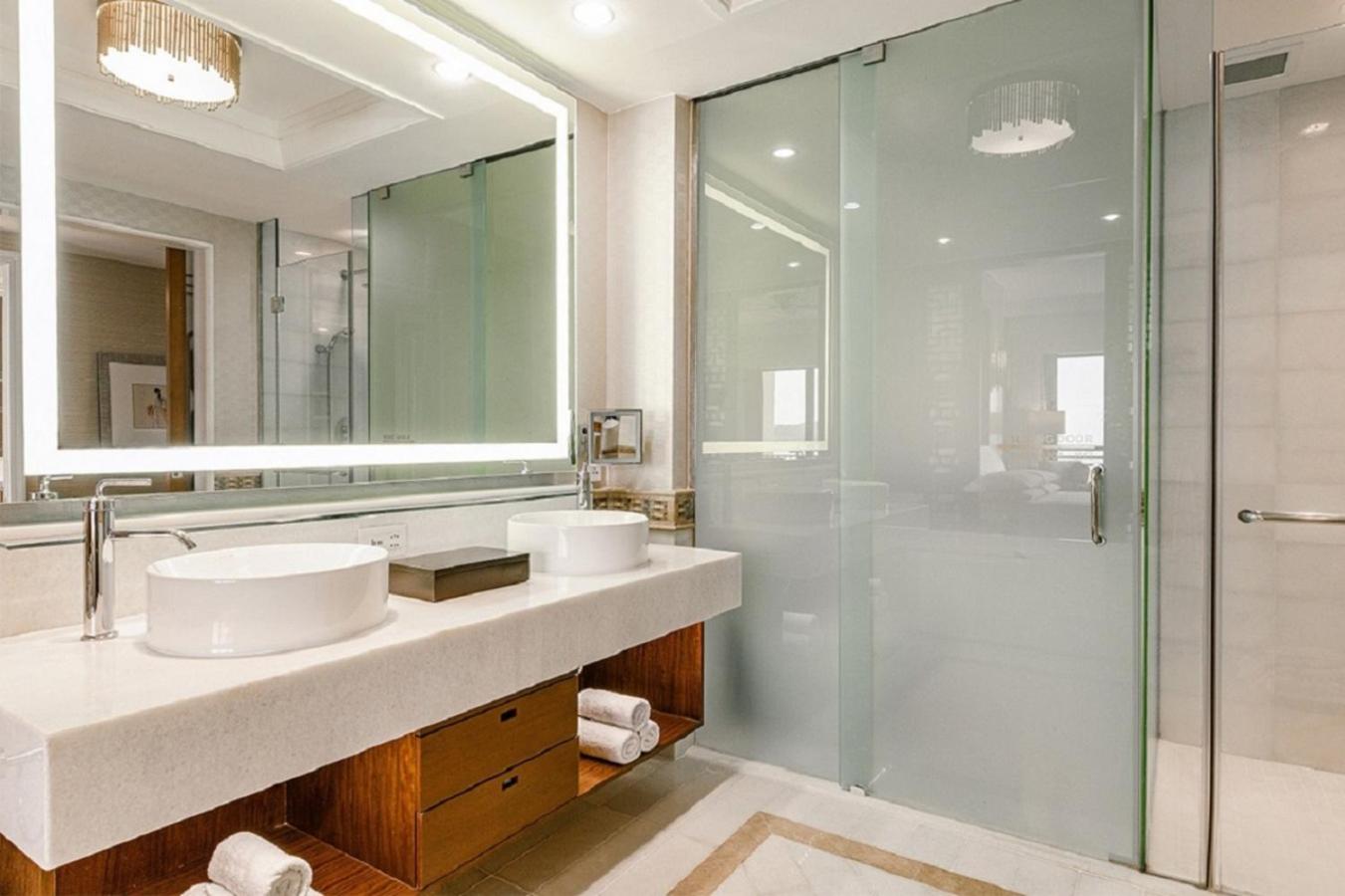 Classic King Room with Grand Ocean View - Smoking photo 3