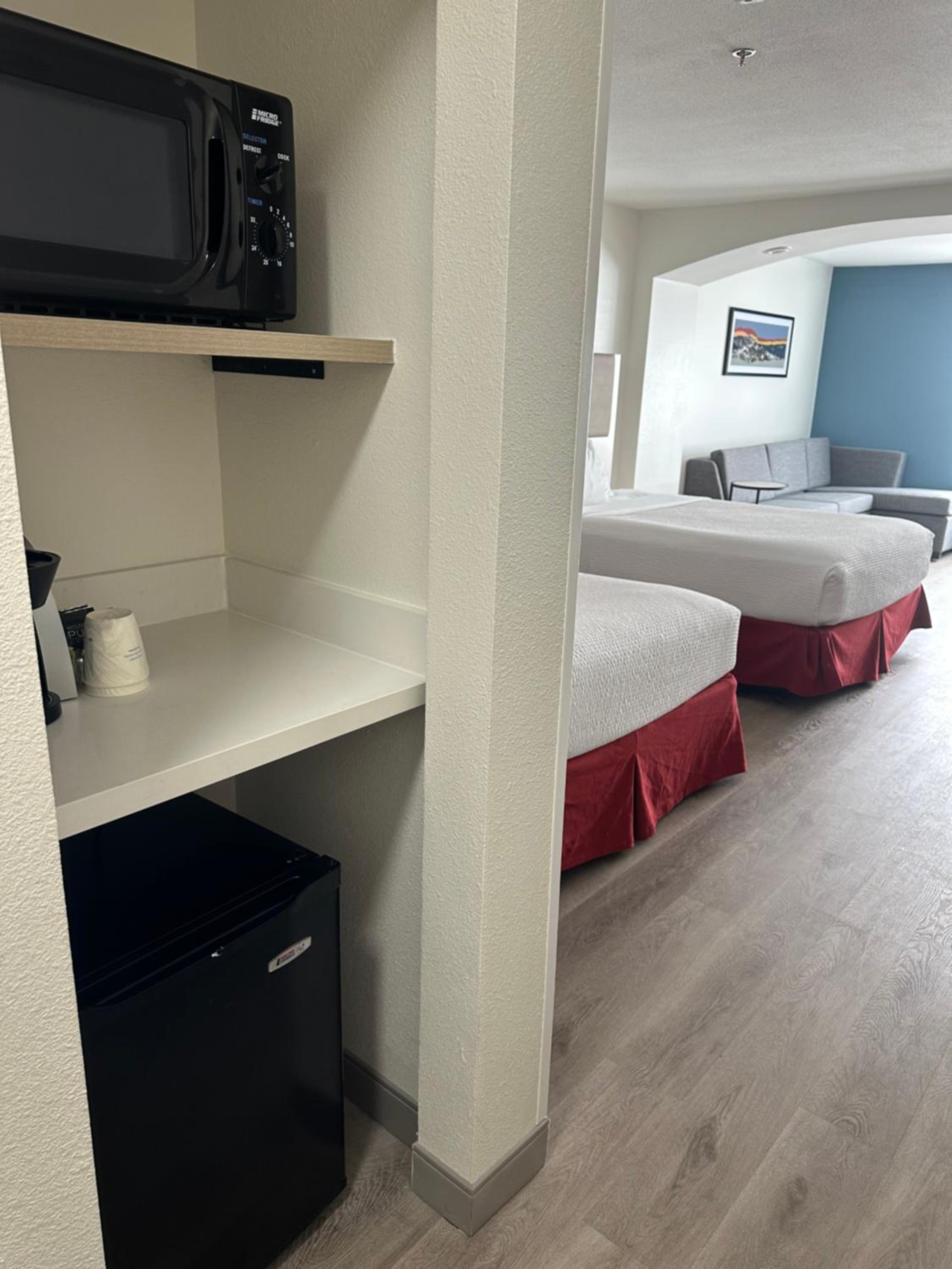 One-Bedroom Suite with Two Queen Beds - Non-Smoking - Photo 5