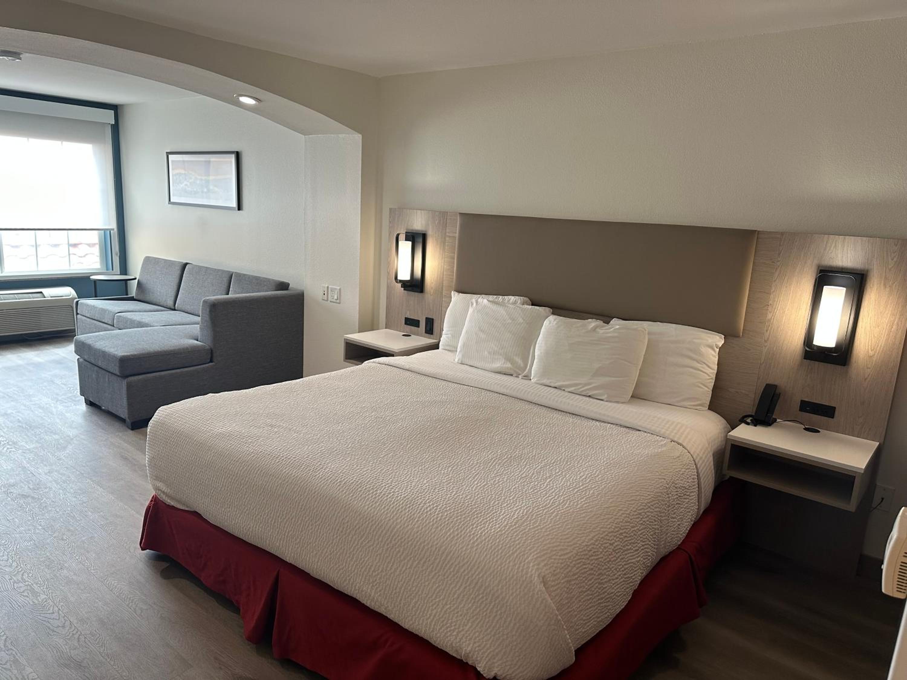 One-Bedroom King Suite - Non-Smoking - Photo 2