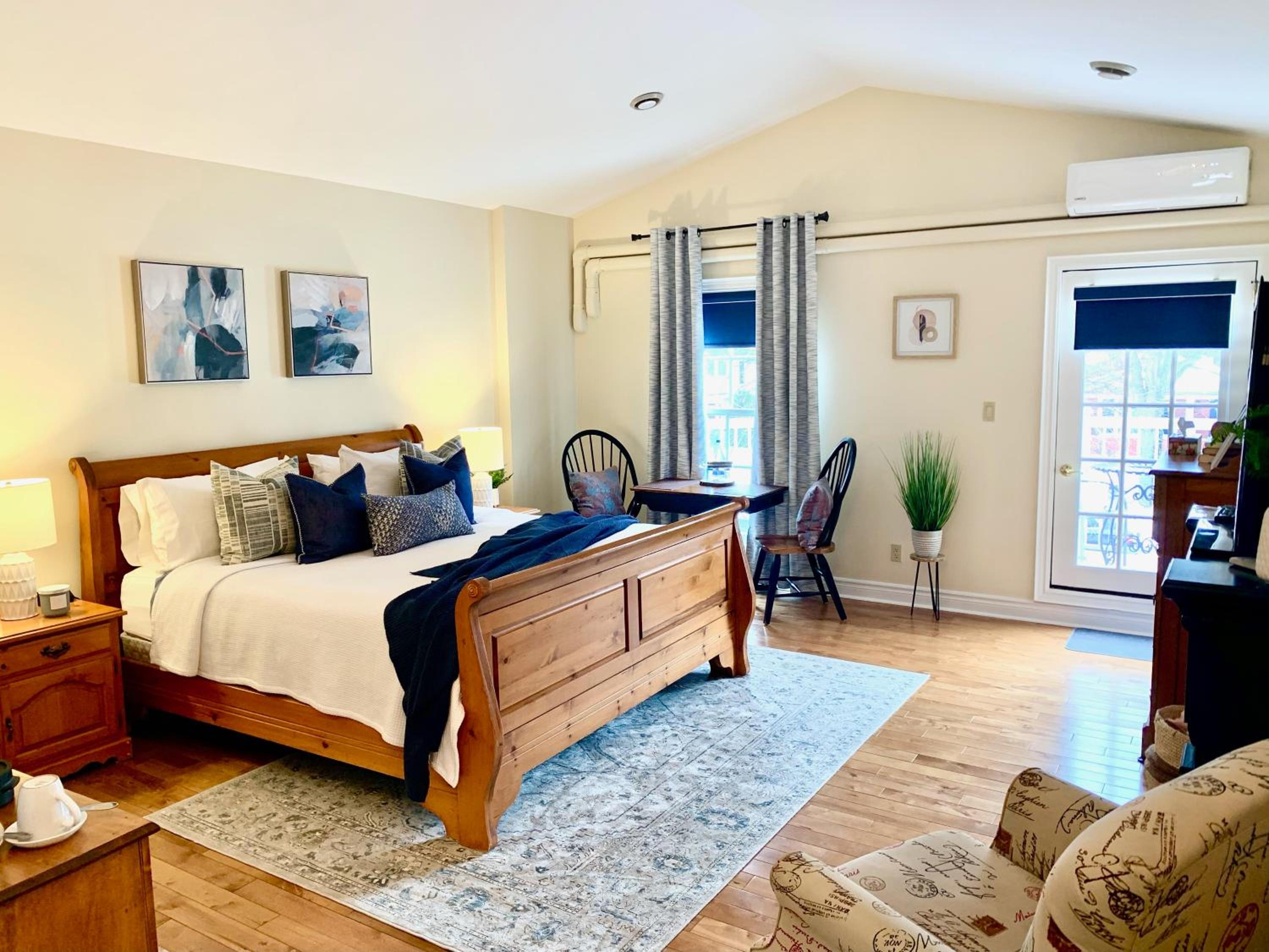 King Suite with Balcony photo 3