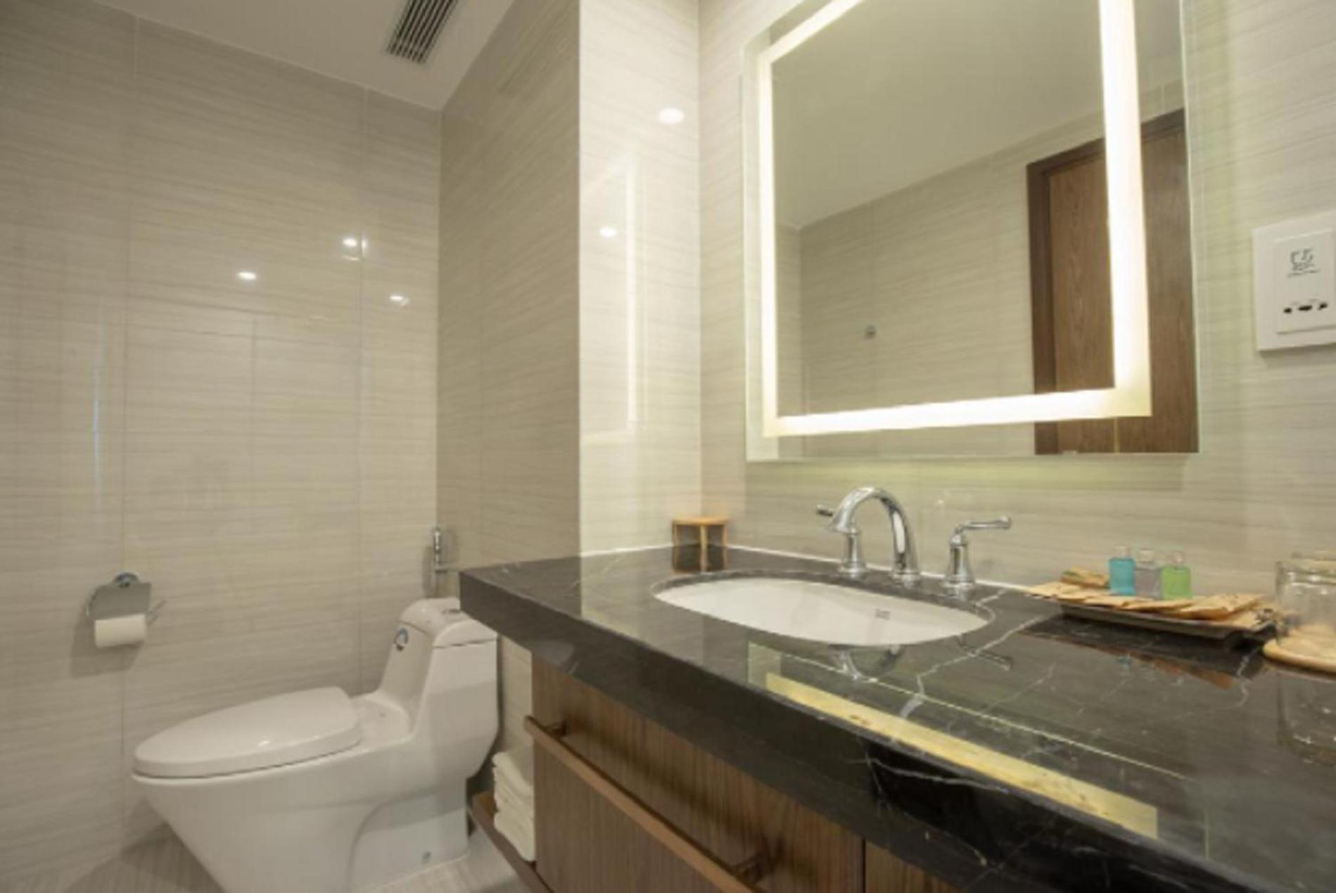 Deluxe Double Room with Side Sea View - Photo 9