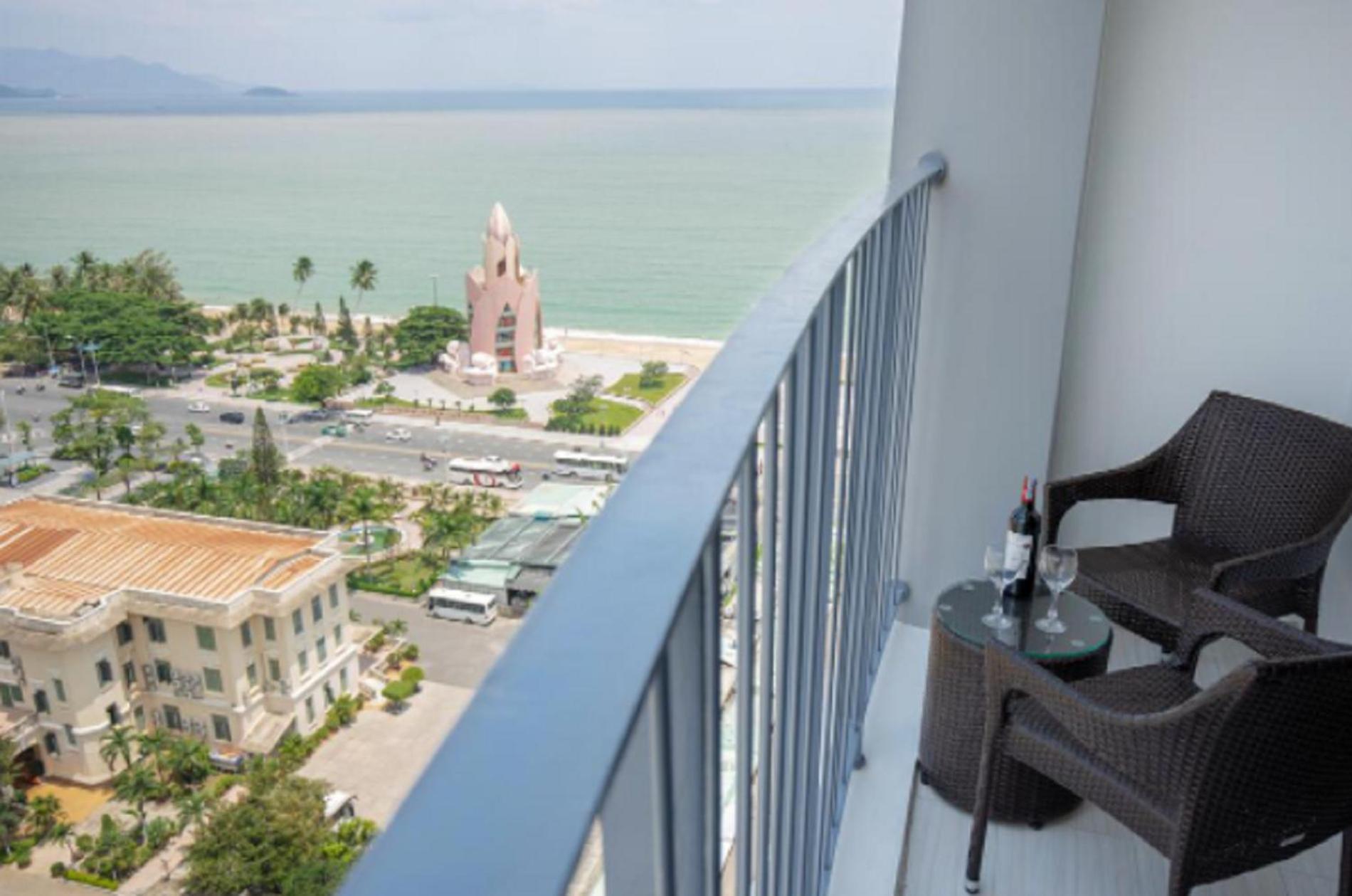 Deluxe Double Room with Side Sea View - Photo 11