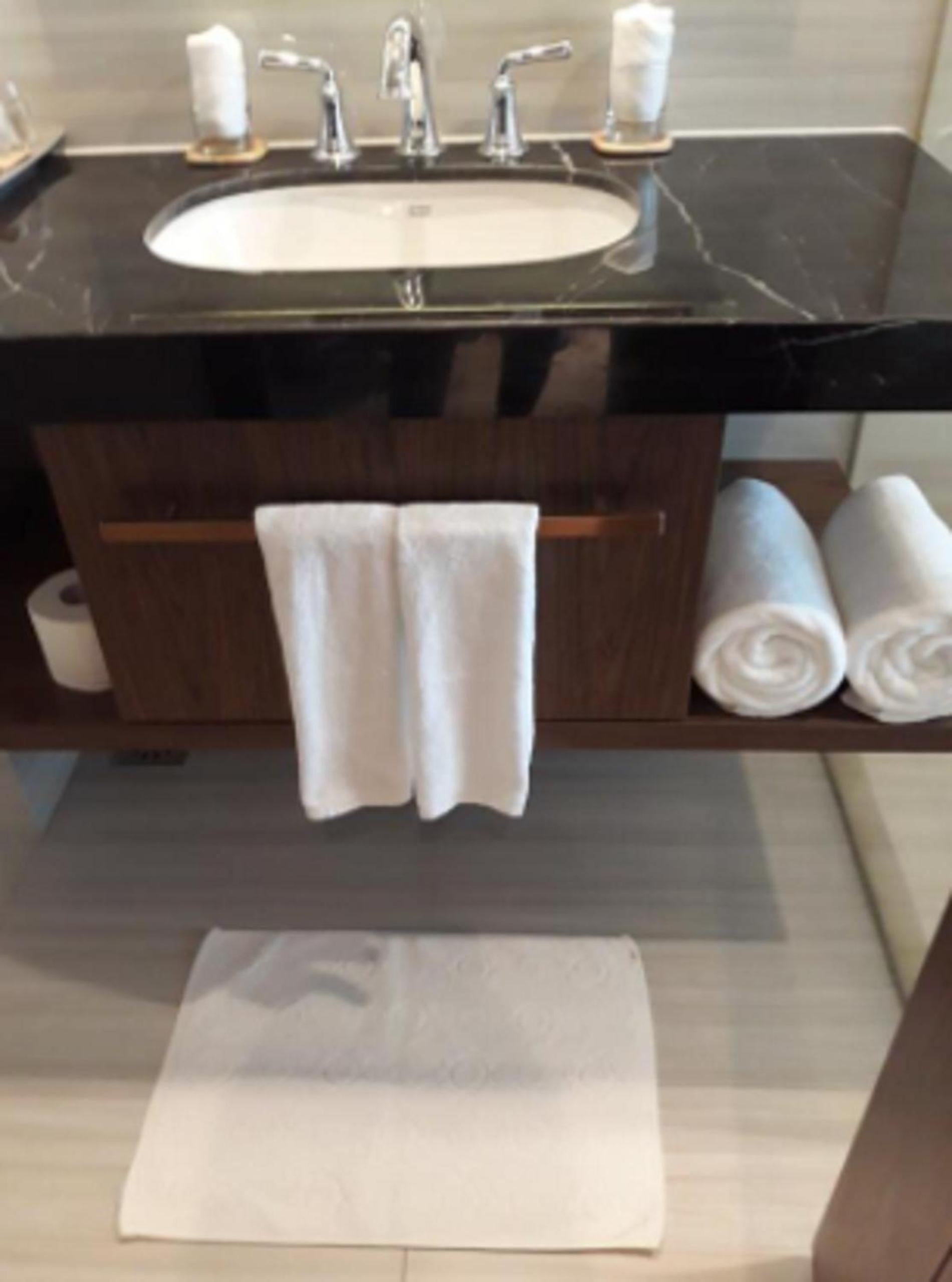 Deluxe Double Room with Side Sea View - Photo 10