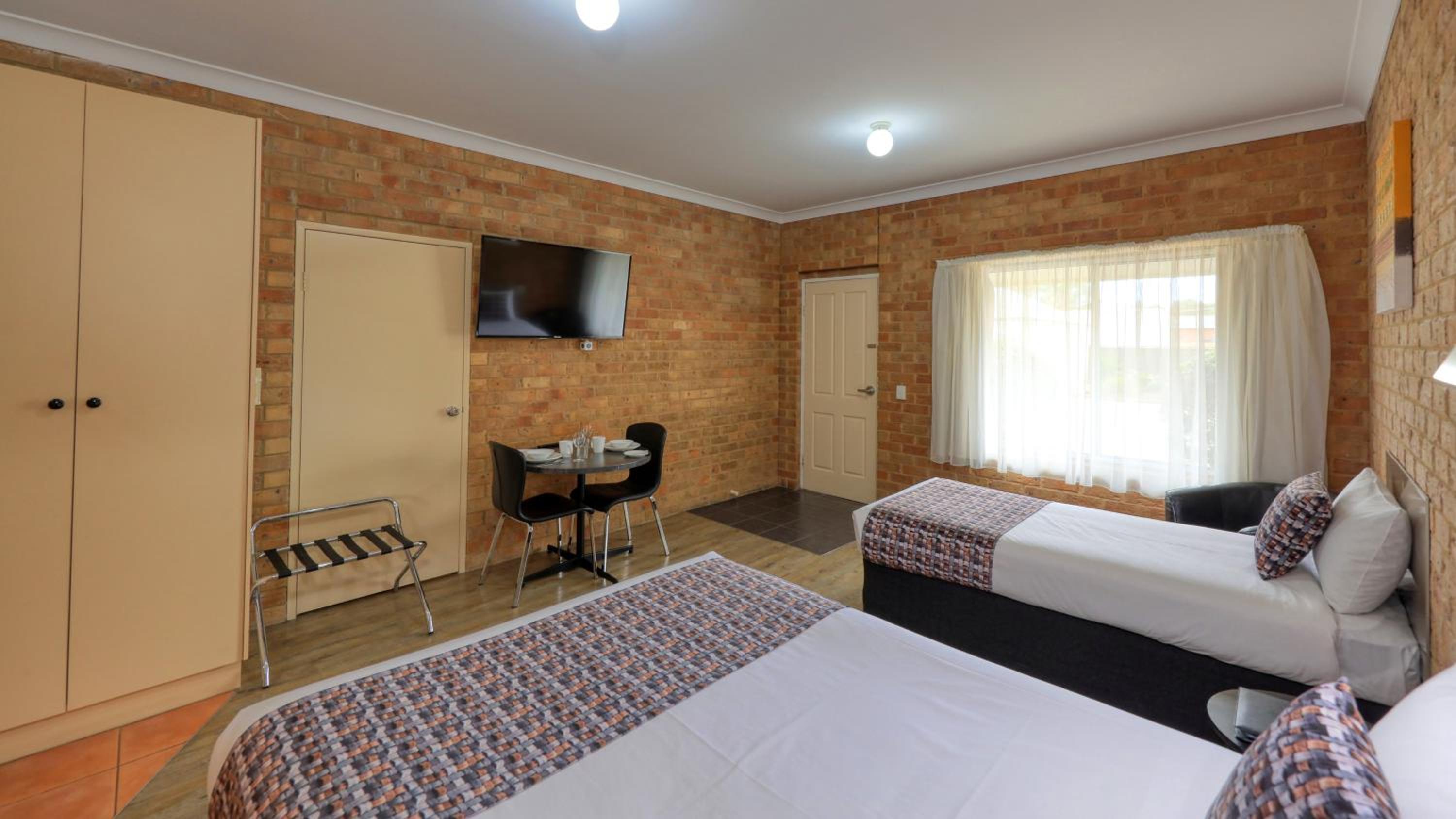 Queen Room photo 2